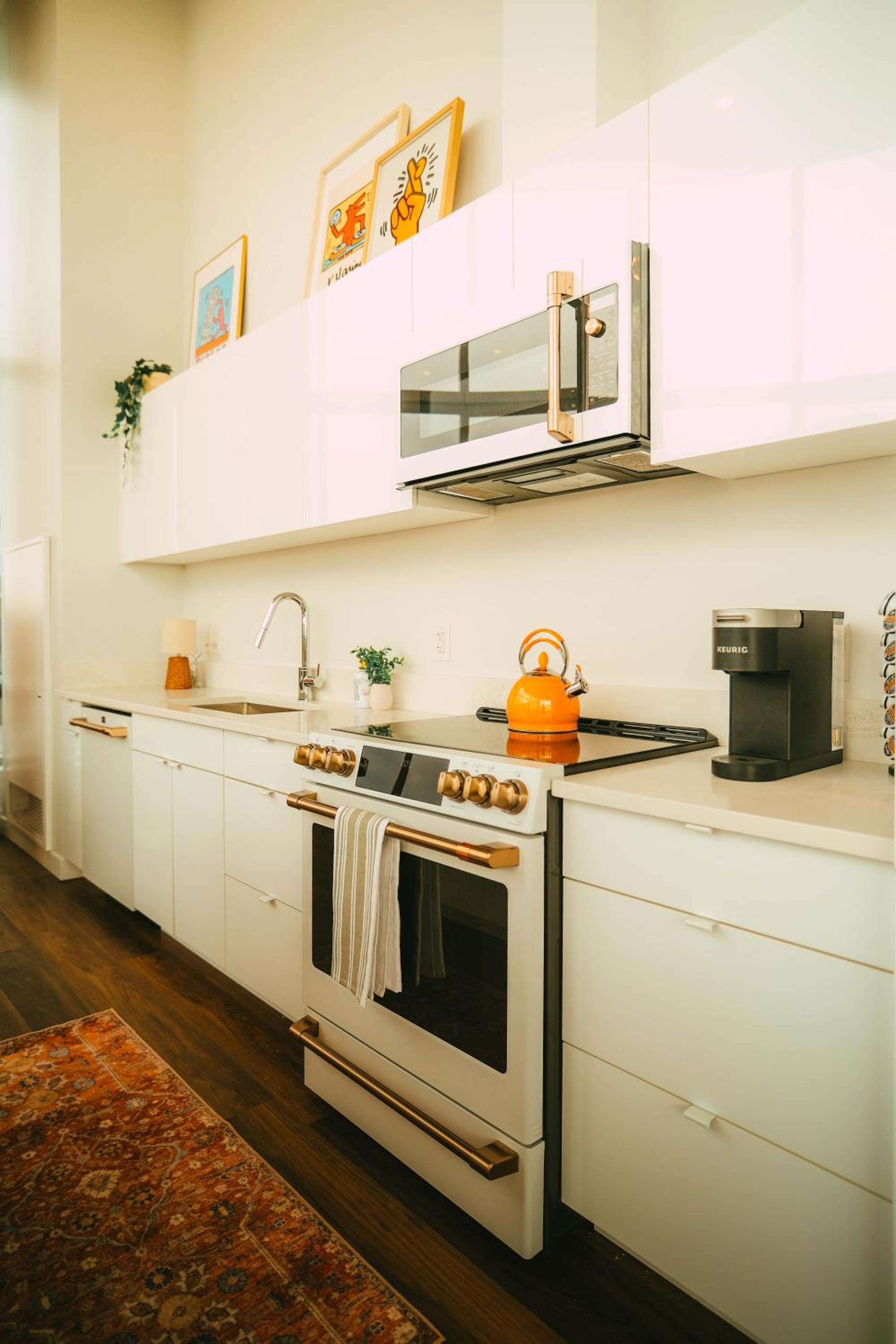 Penthouse - Luxe Stay with Views - Free Parking
