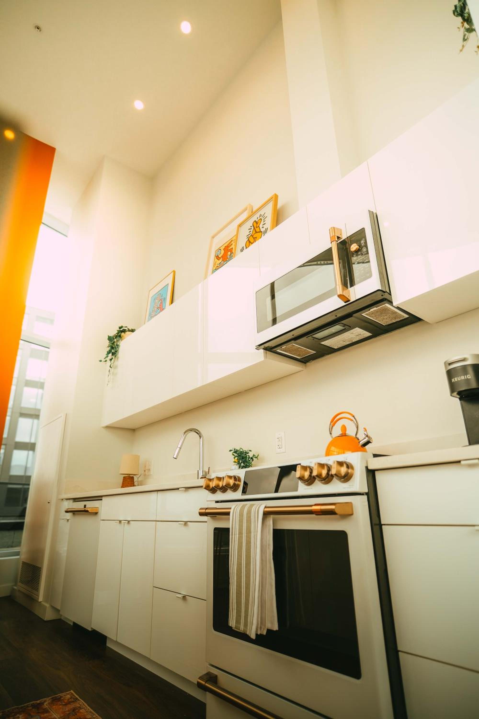 Penthouse - Luxe Stay with Views - Free Parking