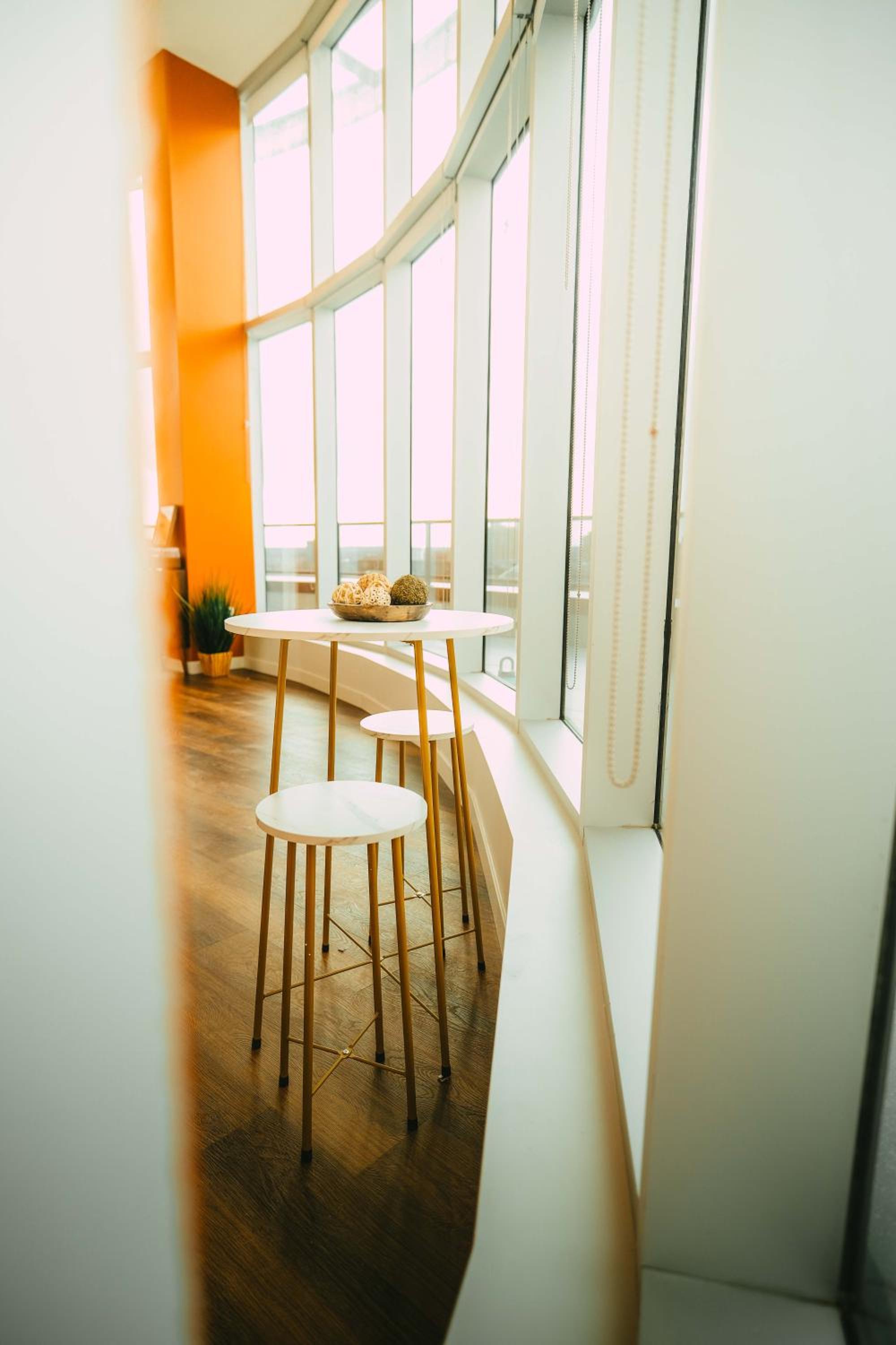 Penthouse - Luxe Stay with Views - Free Parking