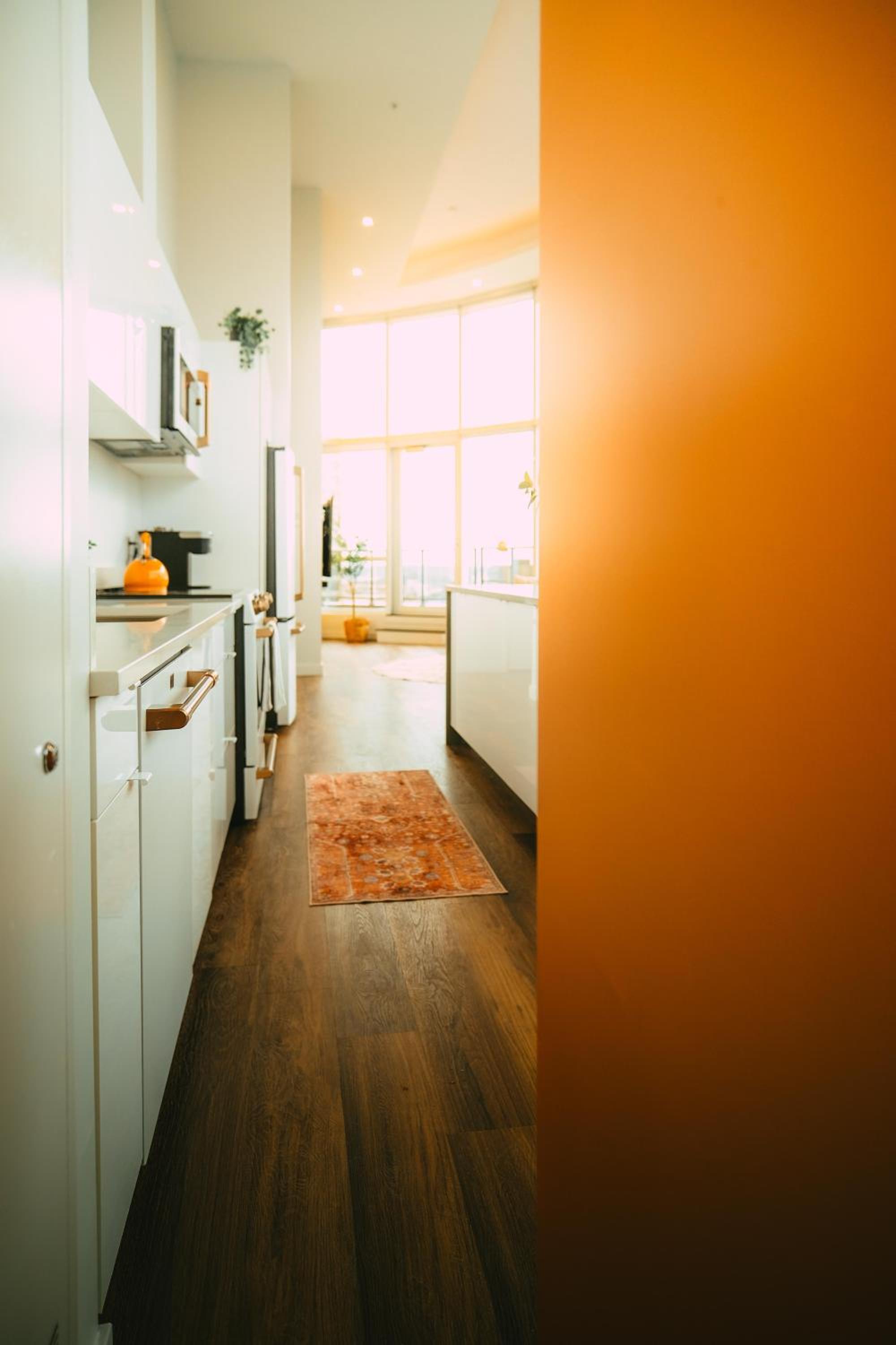 Penthouse - Luxe Stay with Views - Free Parking