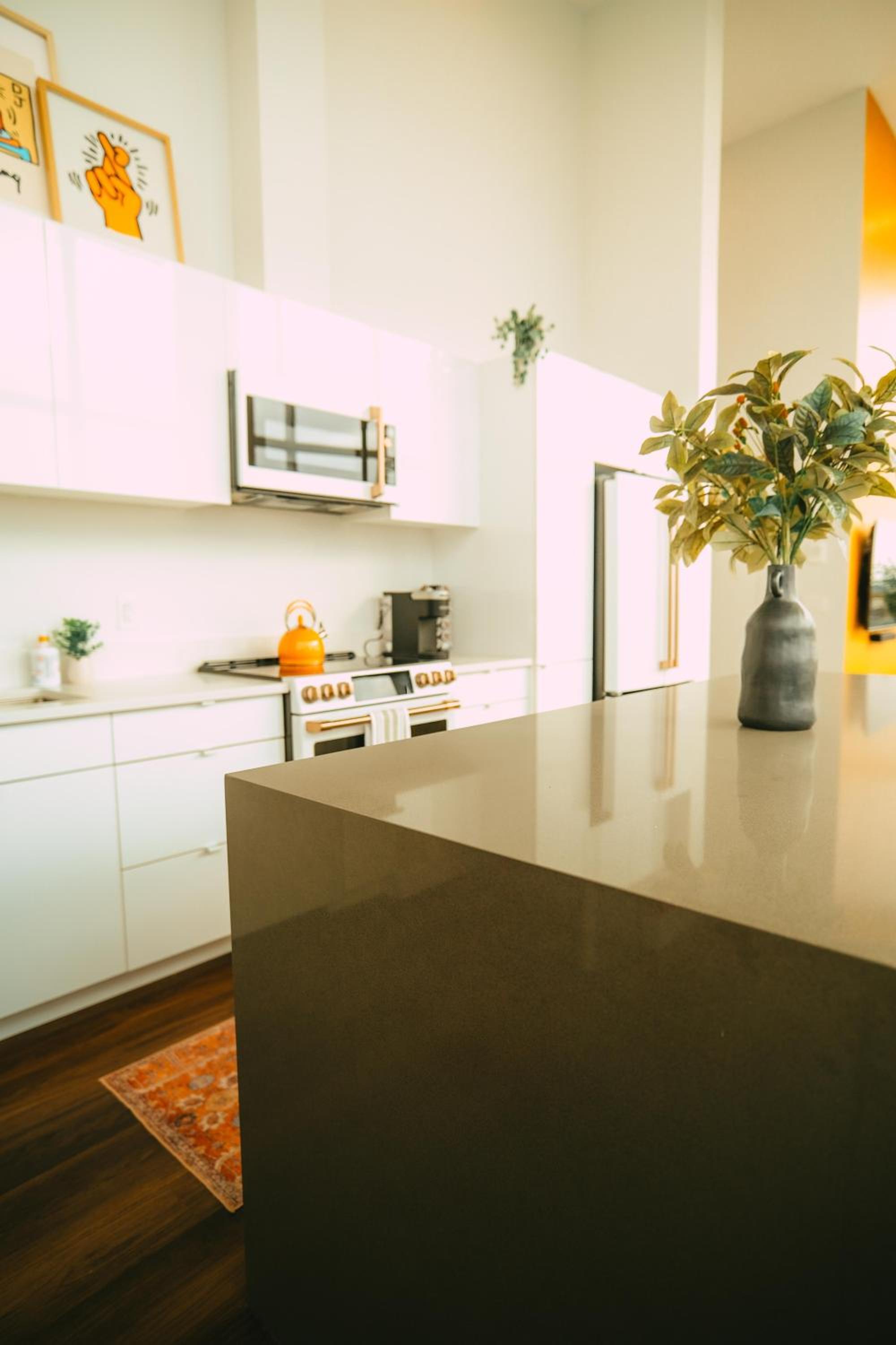 Penthouse - Luxe Stay with Views - Free Parking
