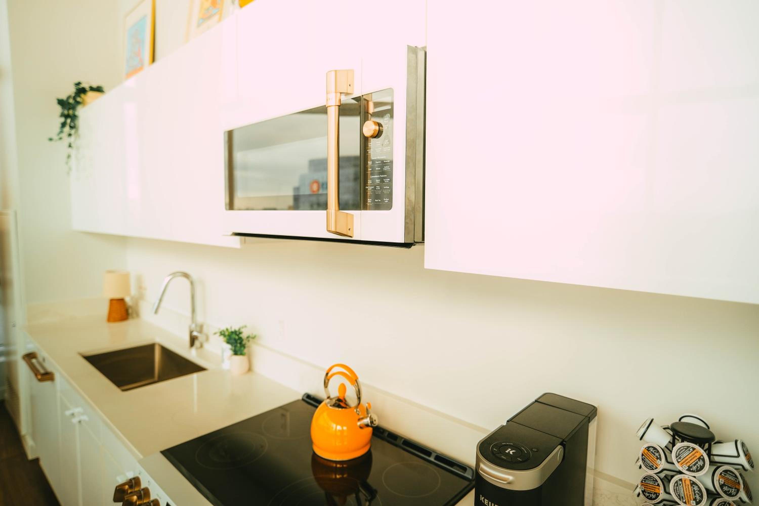 Penthouse - Luxe Stay with Views - Free Parking