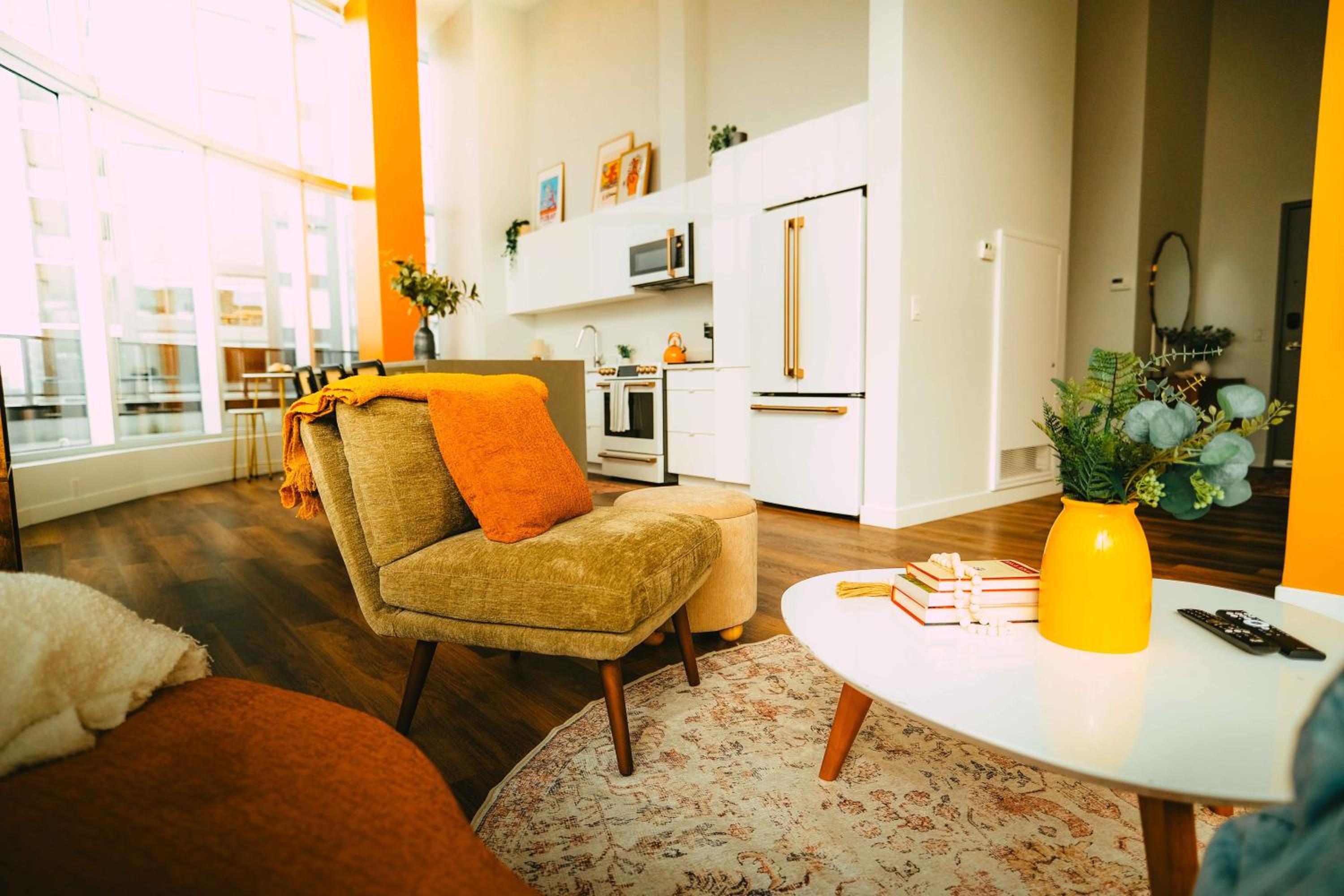 Penthouse - Luxe Stay with Views - Free Parking