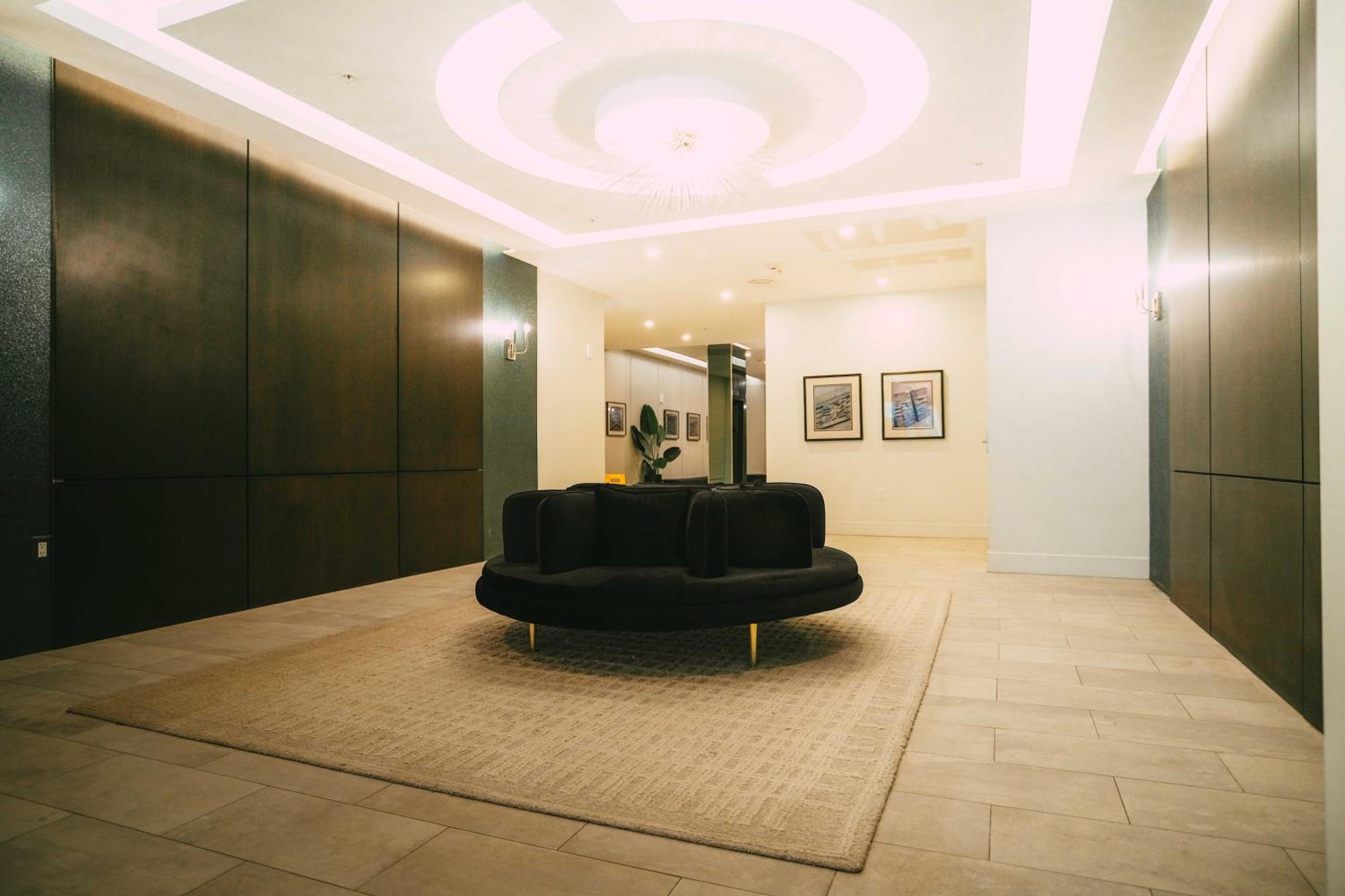 Penthouse - Luxe Stay with Views - Free Parking