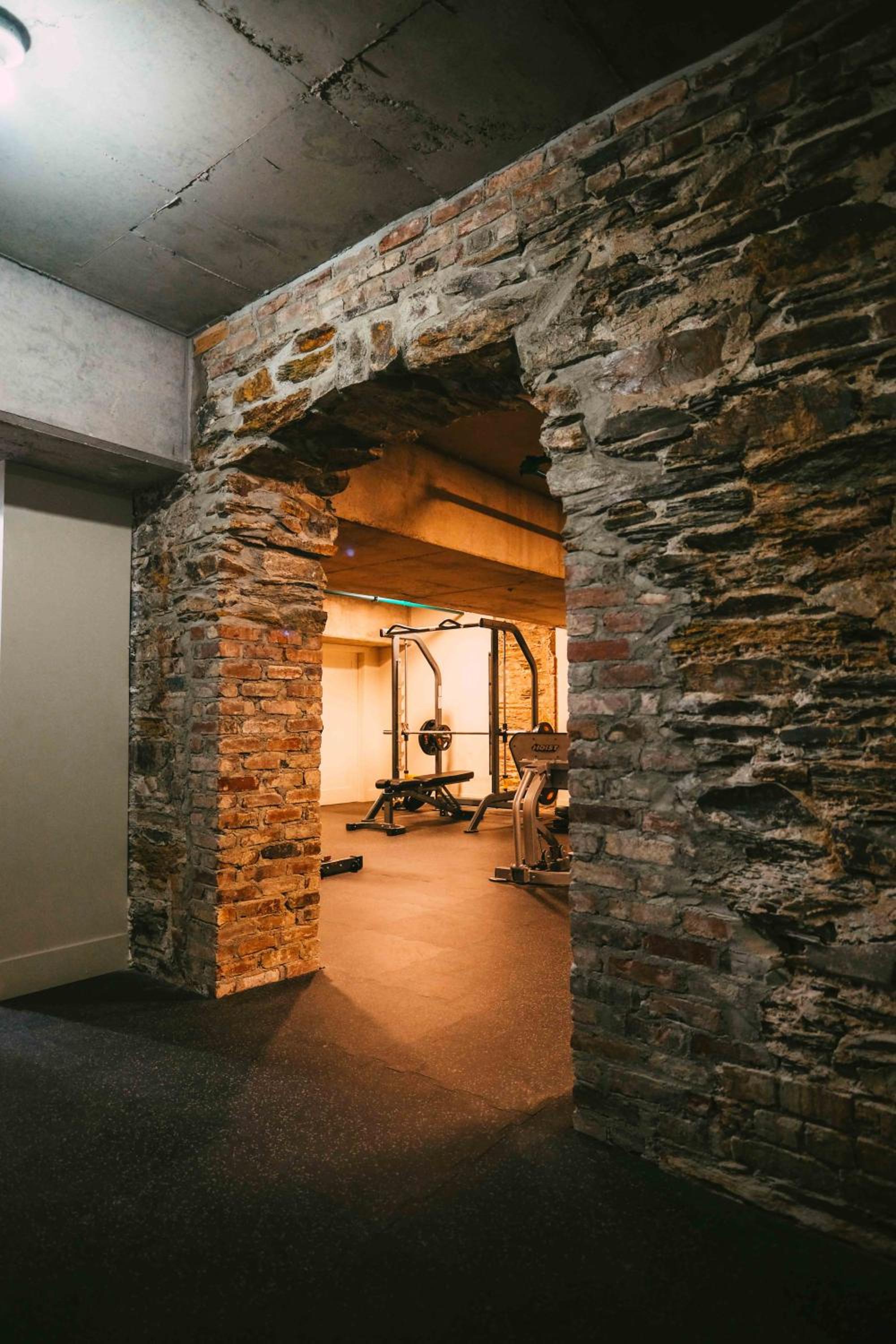 Penthouse - Luxe Stay with Views - Free Parking