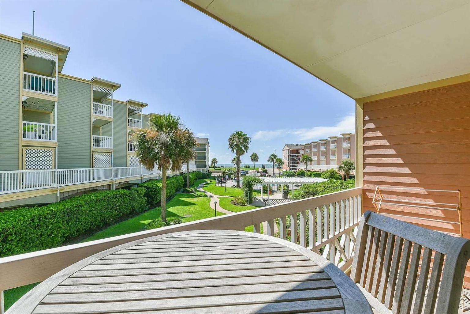 Ocean & Pool View - Hot Tubs - 2 Pools - Gym - Tennis ct - on seawall - Shoreline Stays 08