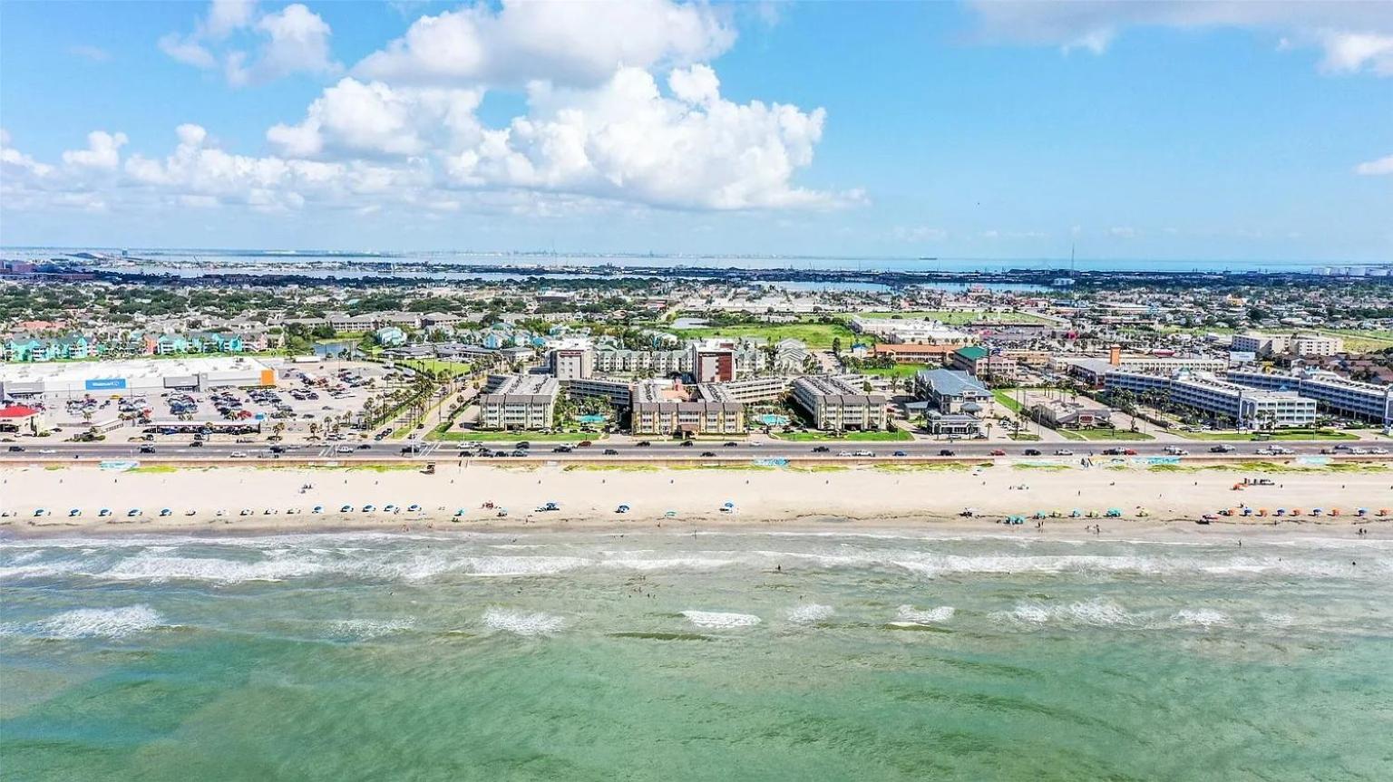 Ocean & Pool View - Hot Tubs - 2 Pools - Gym - Tennis ct - on seawall - Shoreline Stays 08