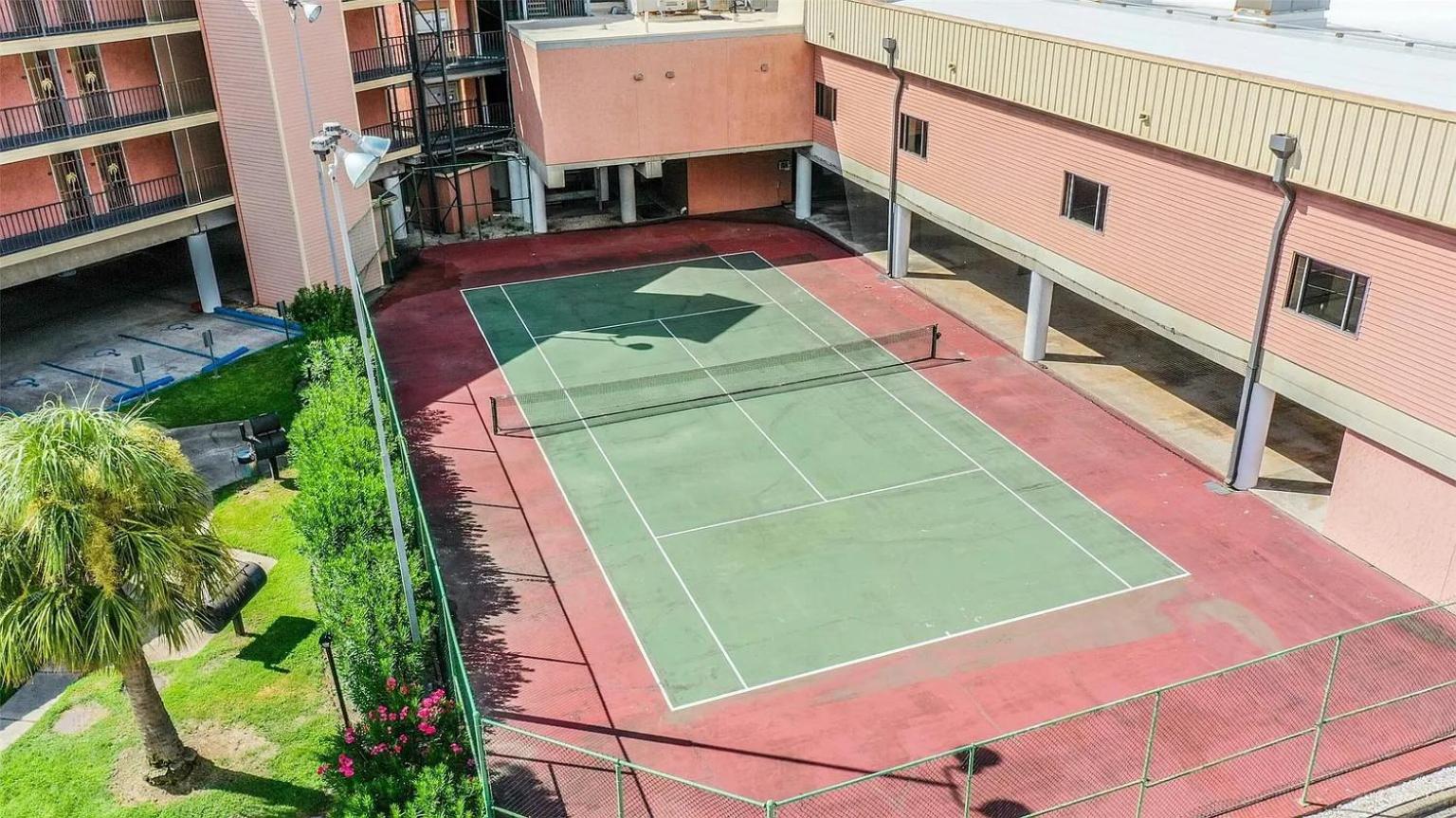 Ocean & Pool View - Hot Tubs - 2 Pools - Gym - Tennis ct - on seawall - Shoreline Stays 08