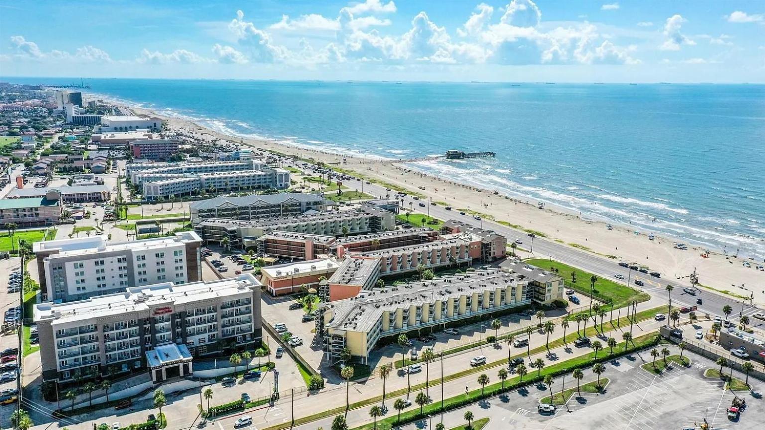 Ocean & Pool View - Hot Tubs - 2 Pools - Gym - Tennis ct - on seawall - Shoreline Stays 08