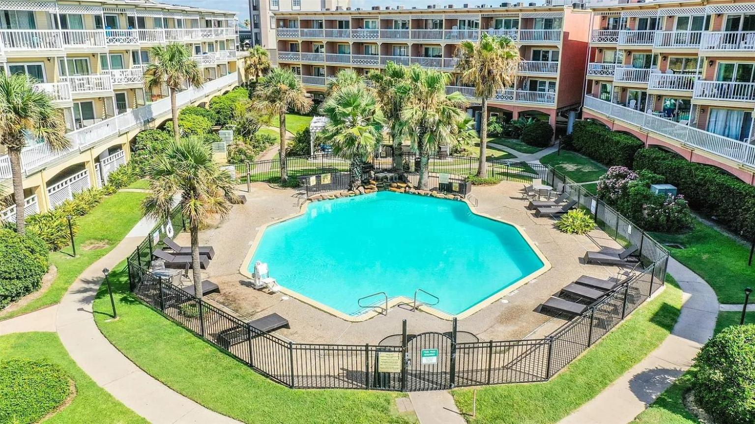 Ocean & Pool View - Hot Tubs - 2 Pools - Gym - Tennis ct - on seawall - Shoreline Stays 08