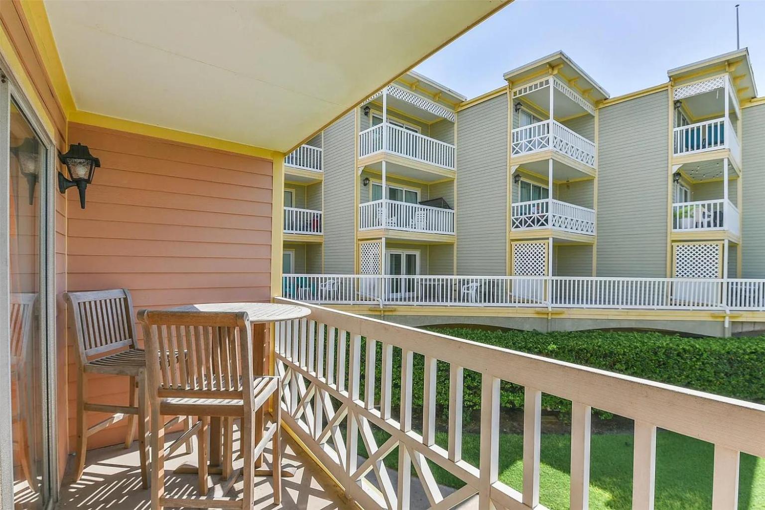 Ocean & Pool View - Hot Tubs - 2 Pools - Gym - Tennis ct - on seawall - Shoreline Stays 08