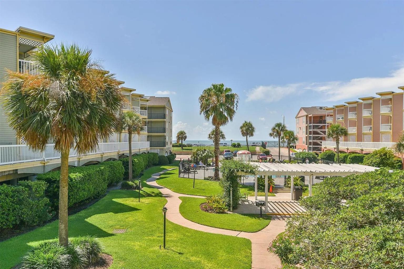 Ocean & Pool View - Hot Tubs - 2 Pools - Gym - Tennis ct - on seawall - Shoreline Stays 08