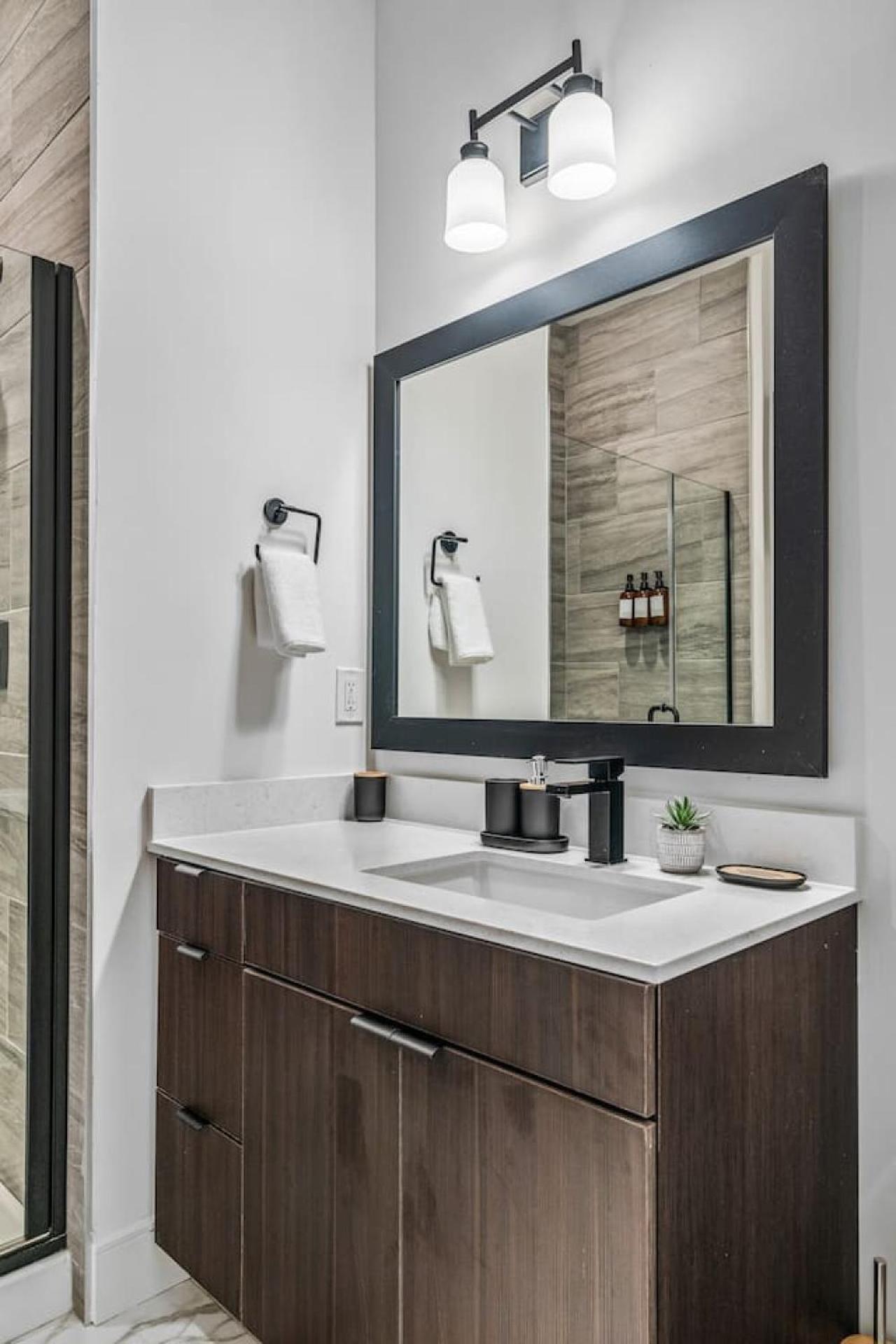 OTR 1 Bed Suite Free Parking Gym Pool Clubroom
