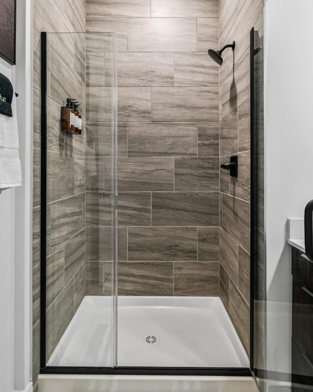 OTR 1 Bed Suite Free Parking Gym Pool Clubroom