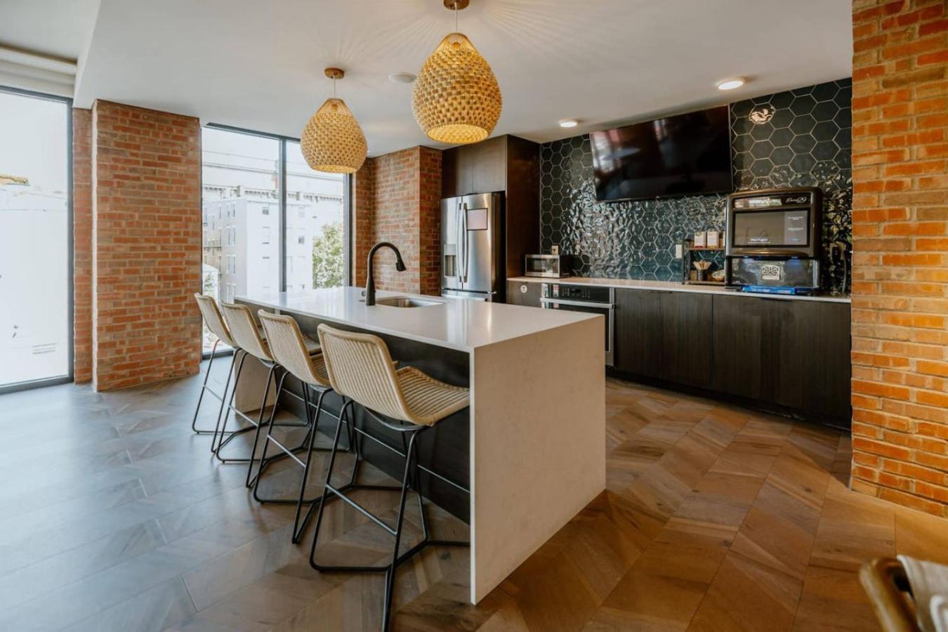 OTR 1 Bed Suite Free Parking Gym Pool Clubroom
