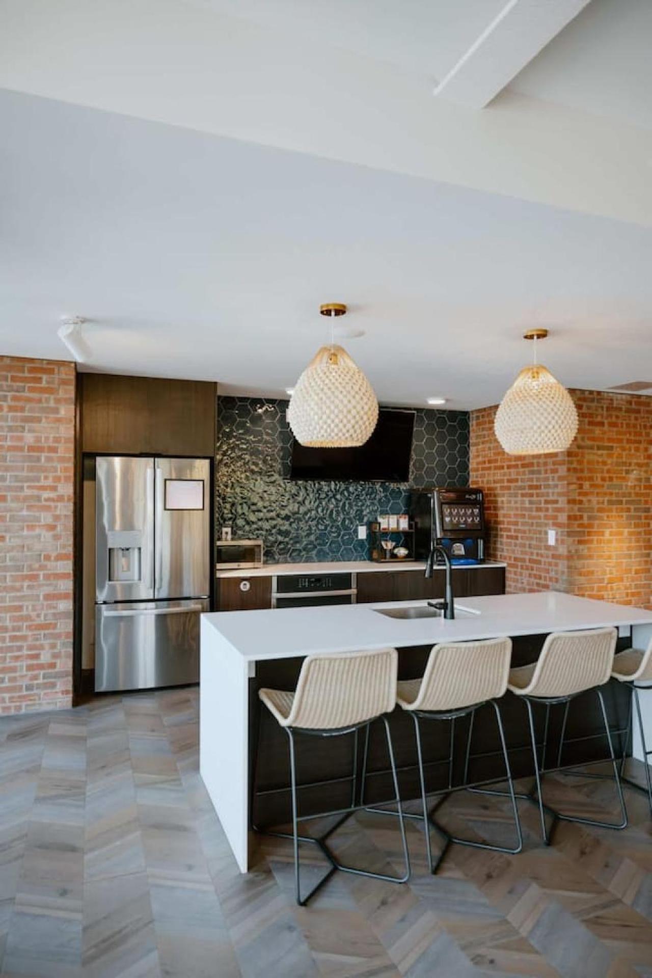 OTR 1 Bed Suite Free Parking Gym Pool Clubroom
