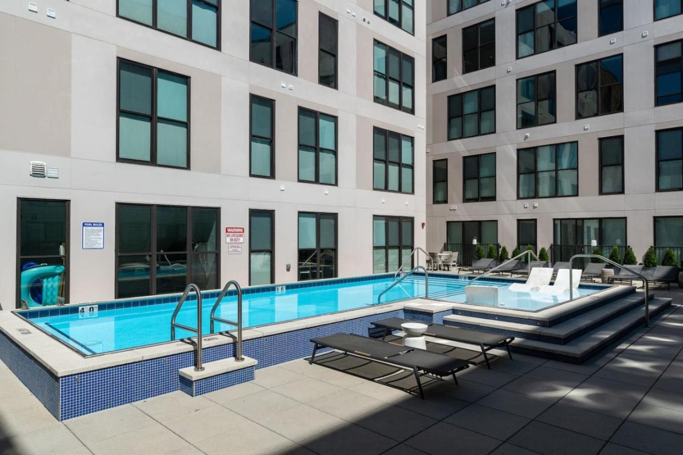 OTR 1 Bed Suite Free Parking Gym Pool Clubroom