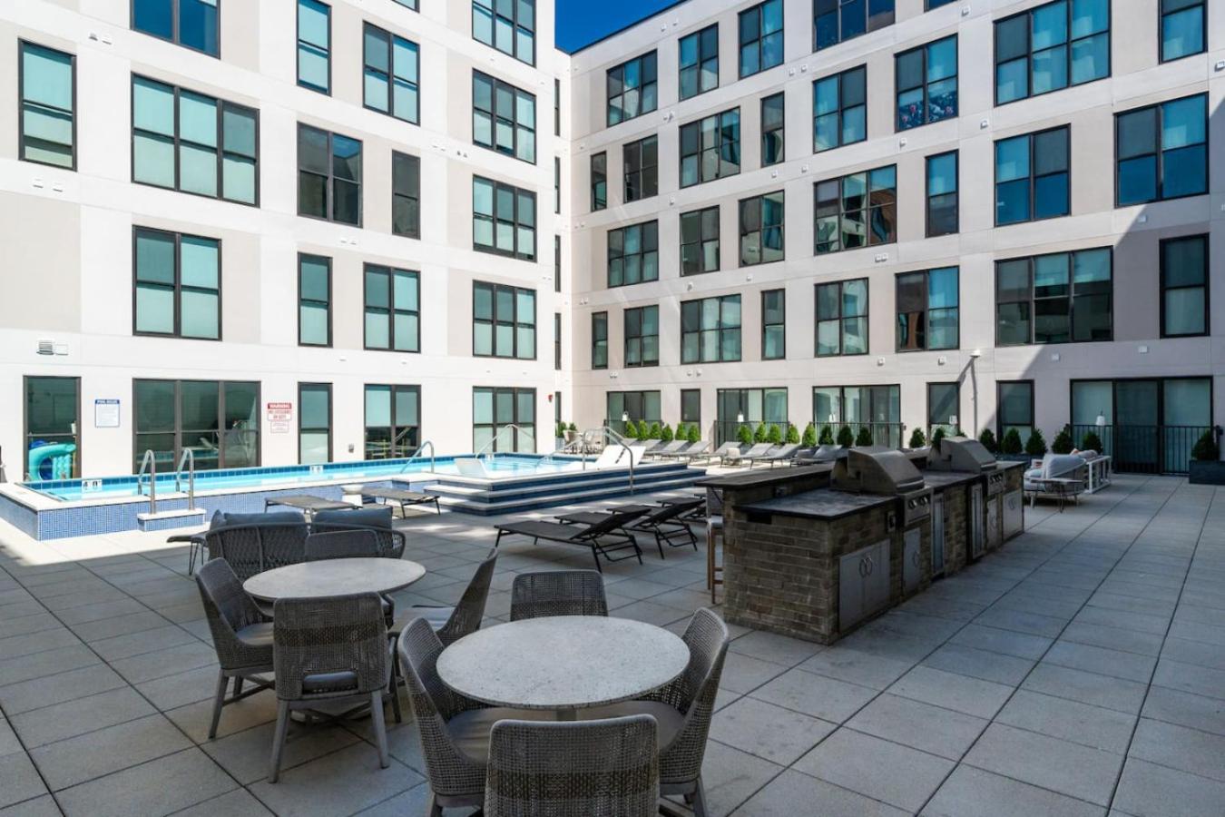OTR 1 Bed Suite Free Parking Gym Pool Clubroom