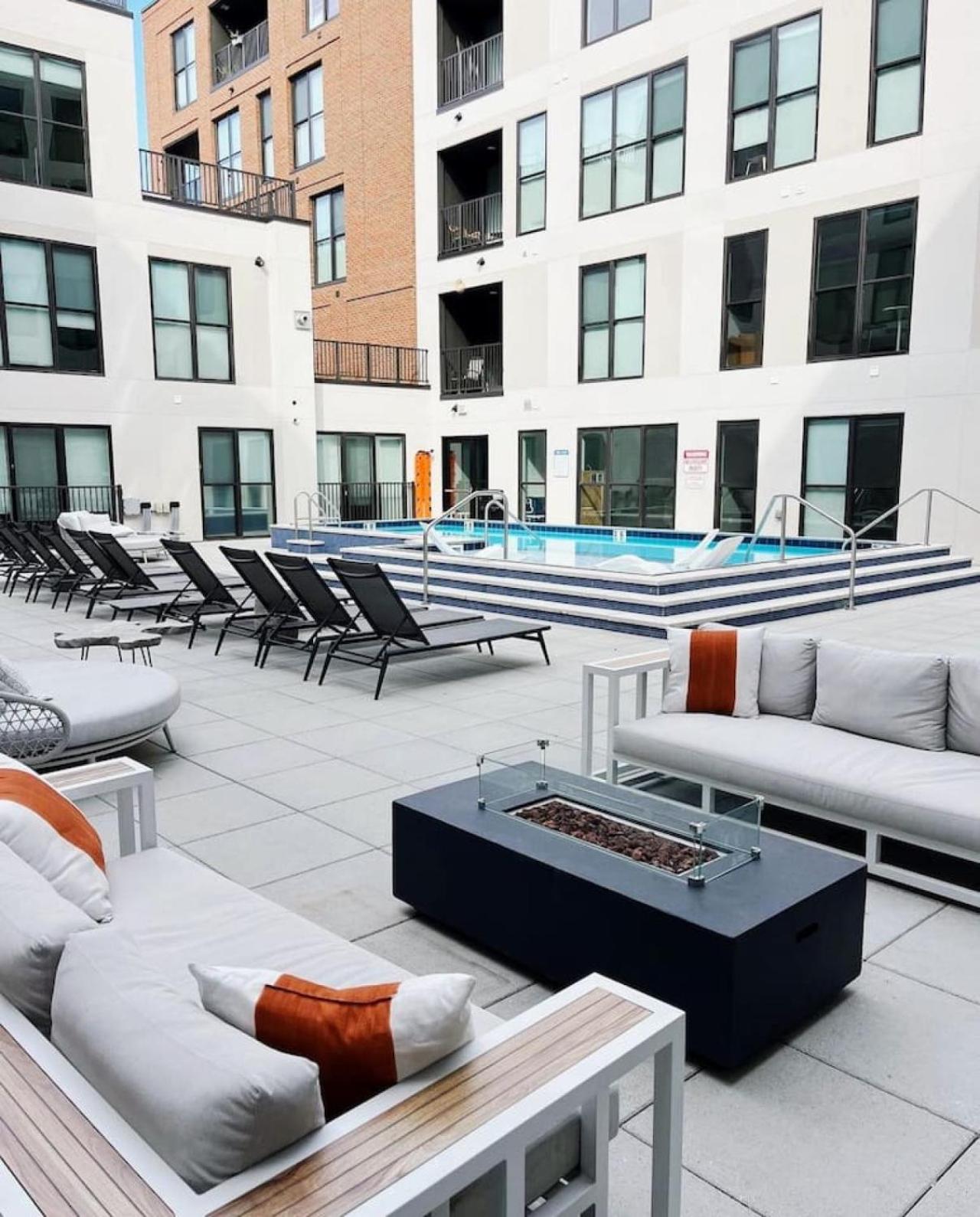 OTR 1 Bed Suite Free Parking Gym Pool Clubroom