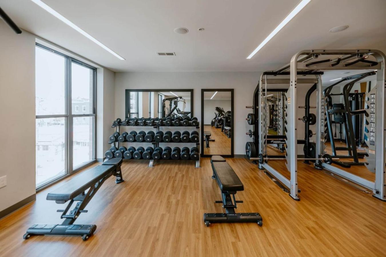 OTR King Bed Free Parking Gym Top Floor Club Room