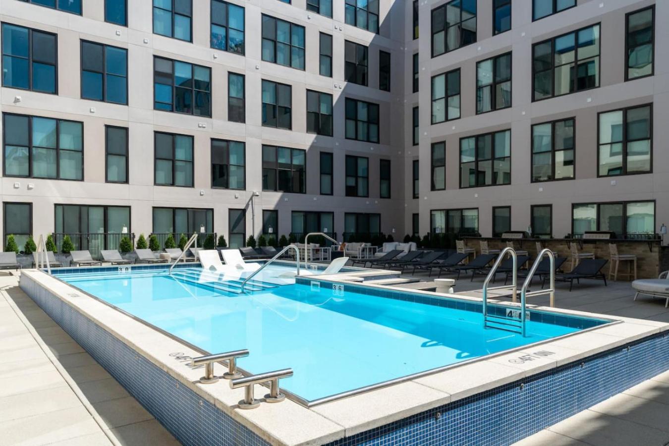OTR King Bed Free Parking Gym Top Floor Club Room