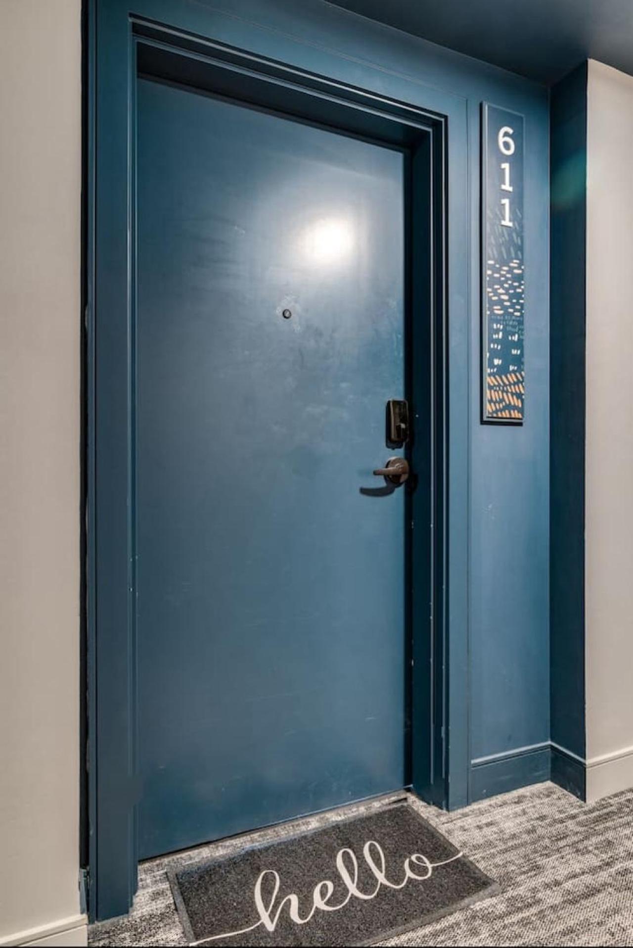 OTR King Bed Free Parking Gym Top Floor Club Room