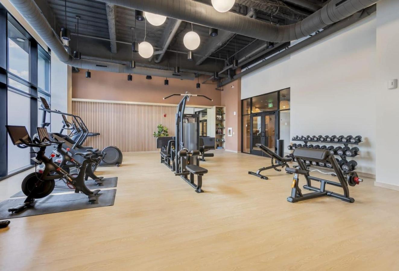 LUX Studio King Bed Gym Free Parking