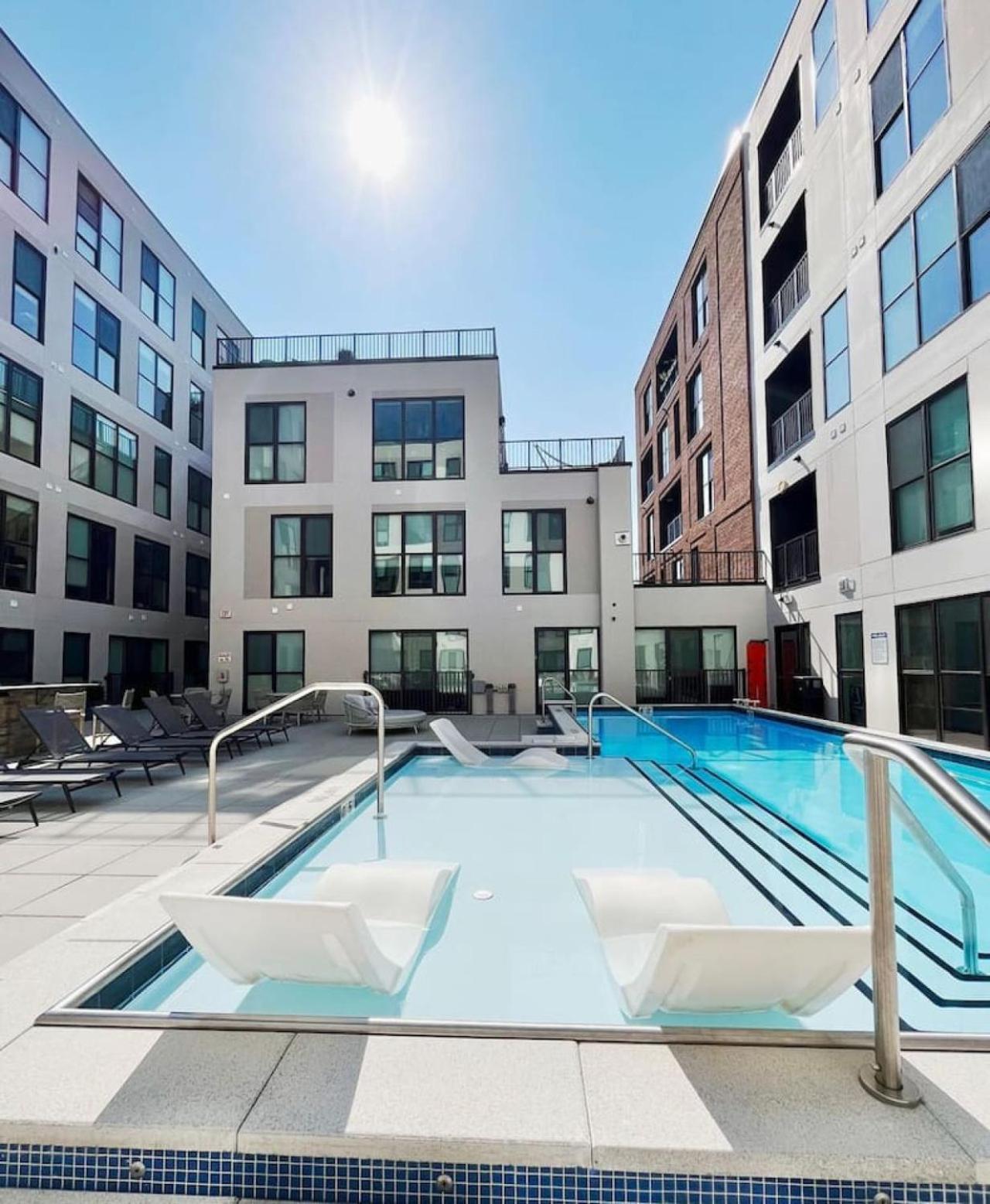 OTR King Bed Free On Site Parking Gym Pool Club Room