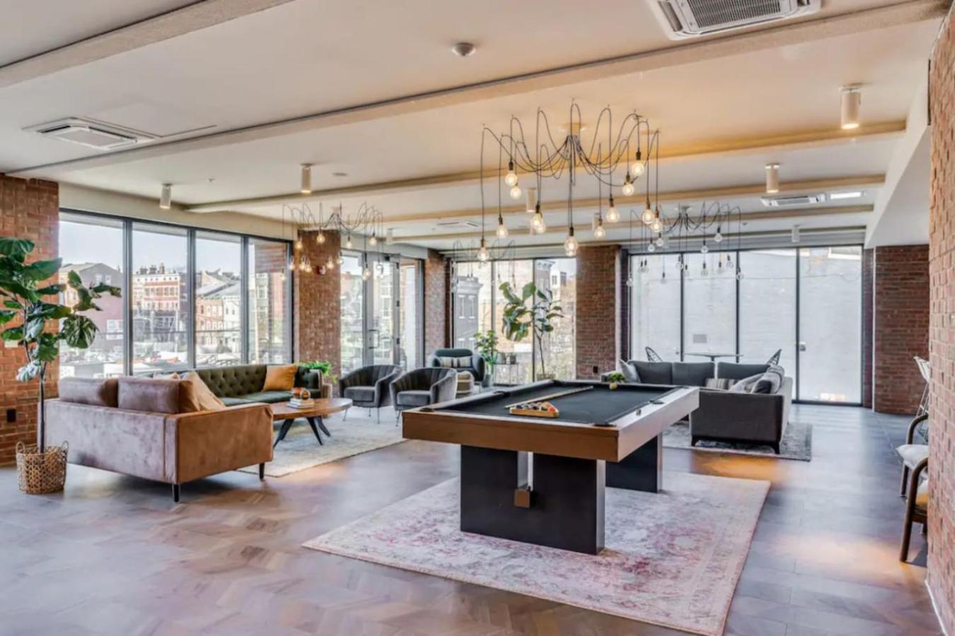 OTR King Bed Free On Site Parking Gym Pool Club Room