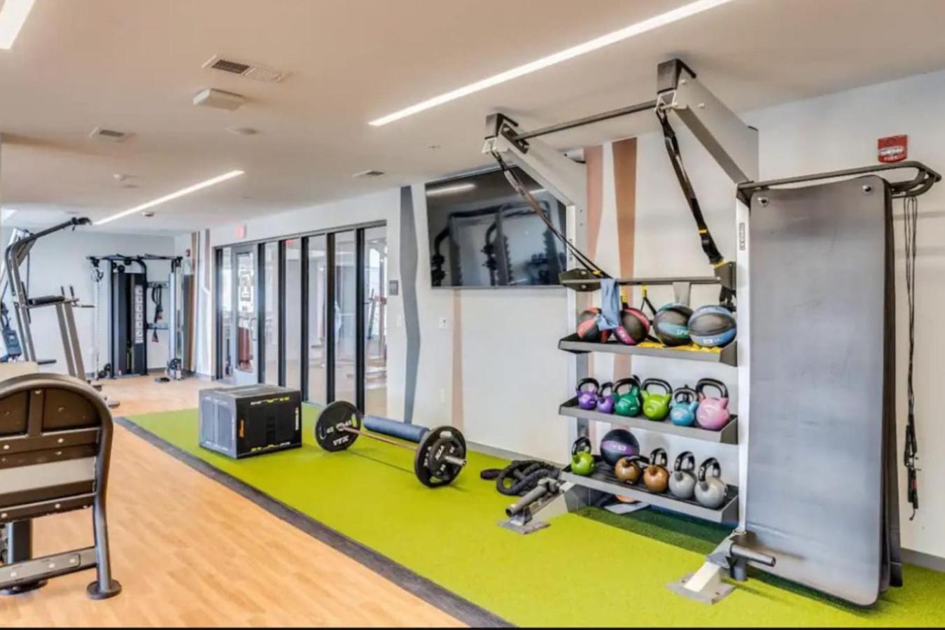 OTR King Bed Free On Site Parking Gym Pool Club Room