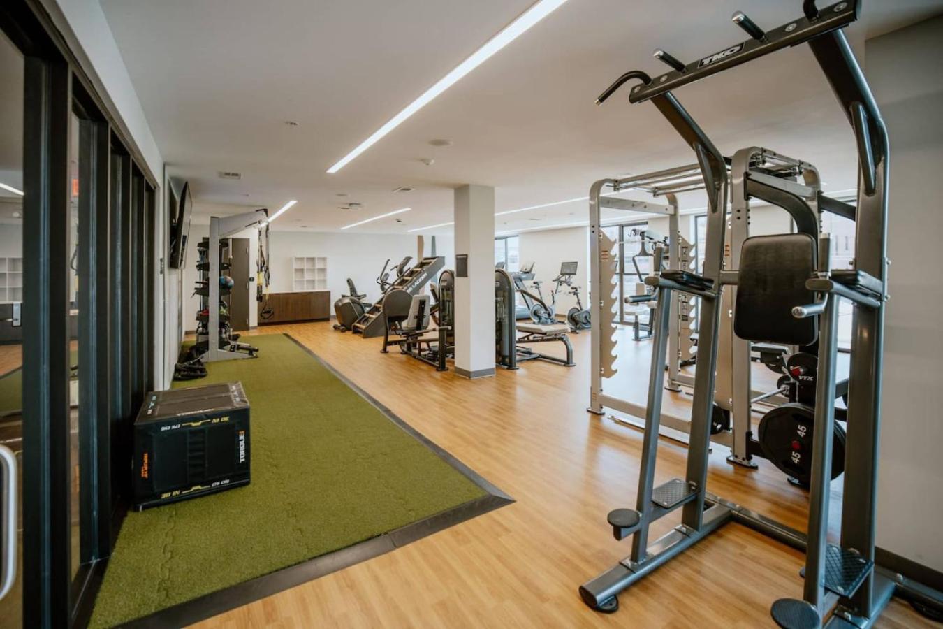 OTR King Bed Free On Site Parking Gym Pool Club Room