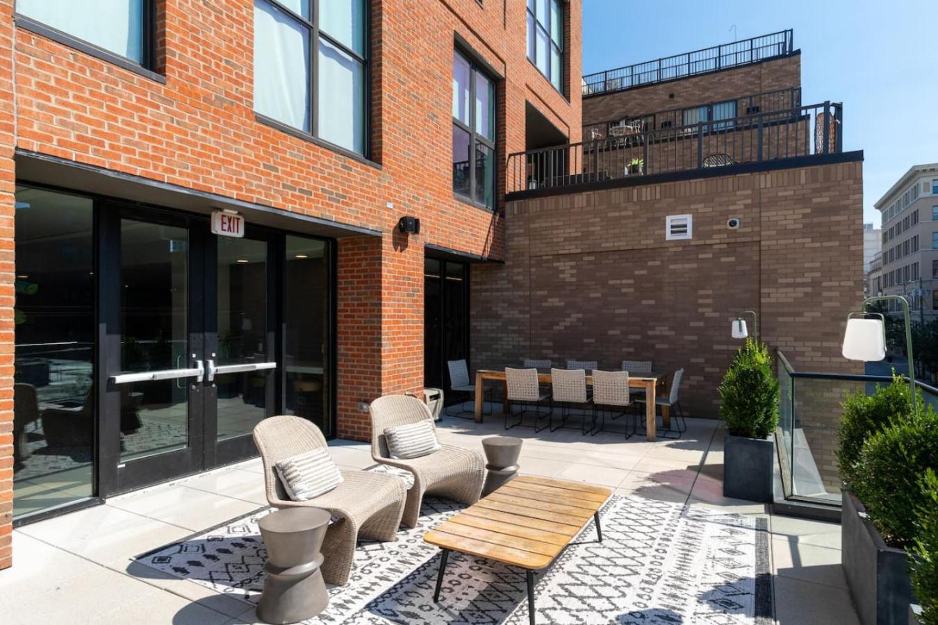 OTR King Bed Free On Site Parking Gym Pool Club Room