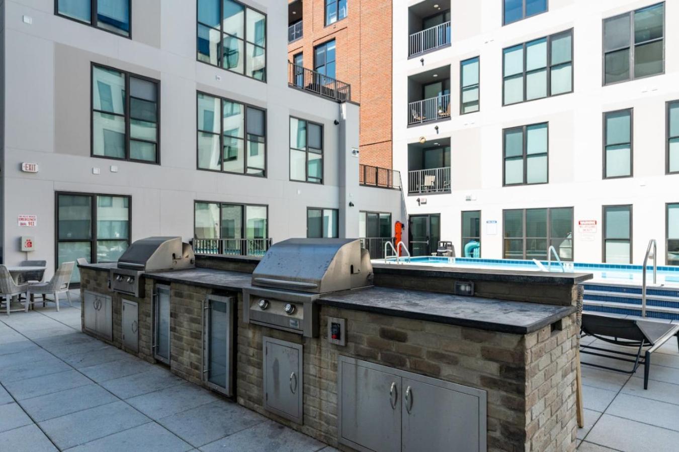 OTR King Bed Free On Site Parking Gym Pool Club Room