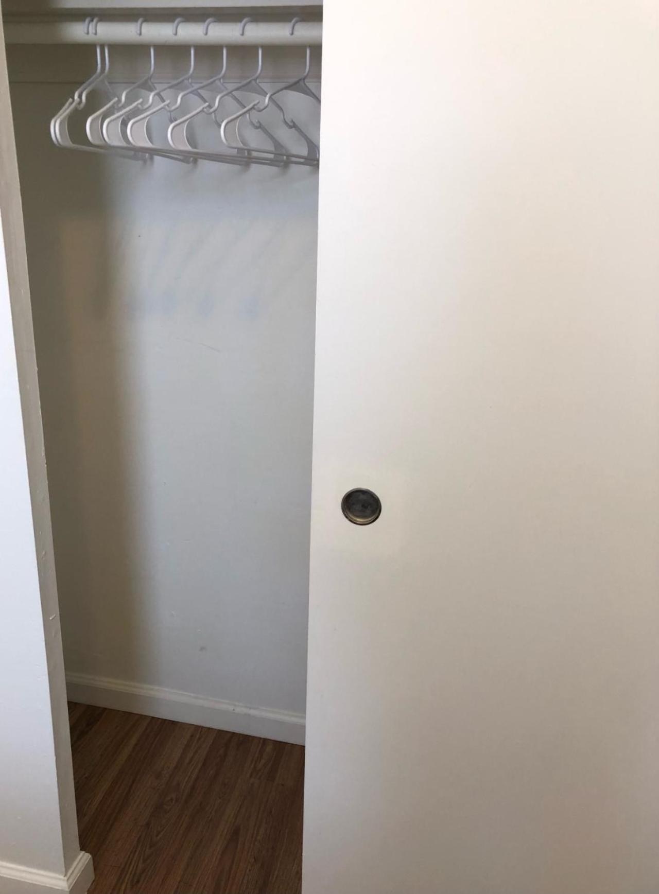 Private one-bedroom one-bathroom apartment with private street entrance in convenient area