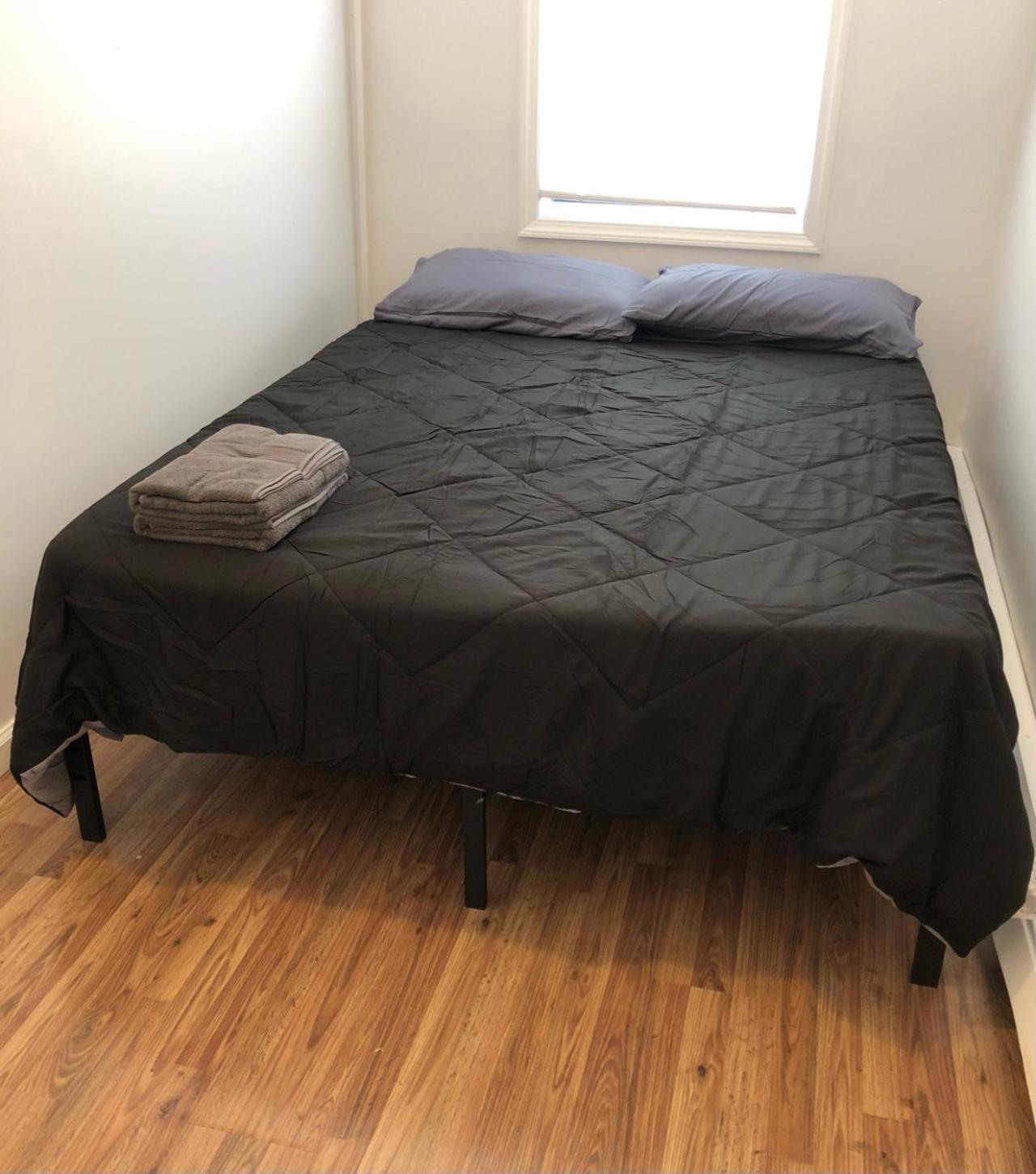 Private one-bedroom one-bathroom apartment with private street entrance in convenient area