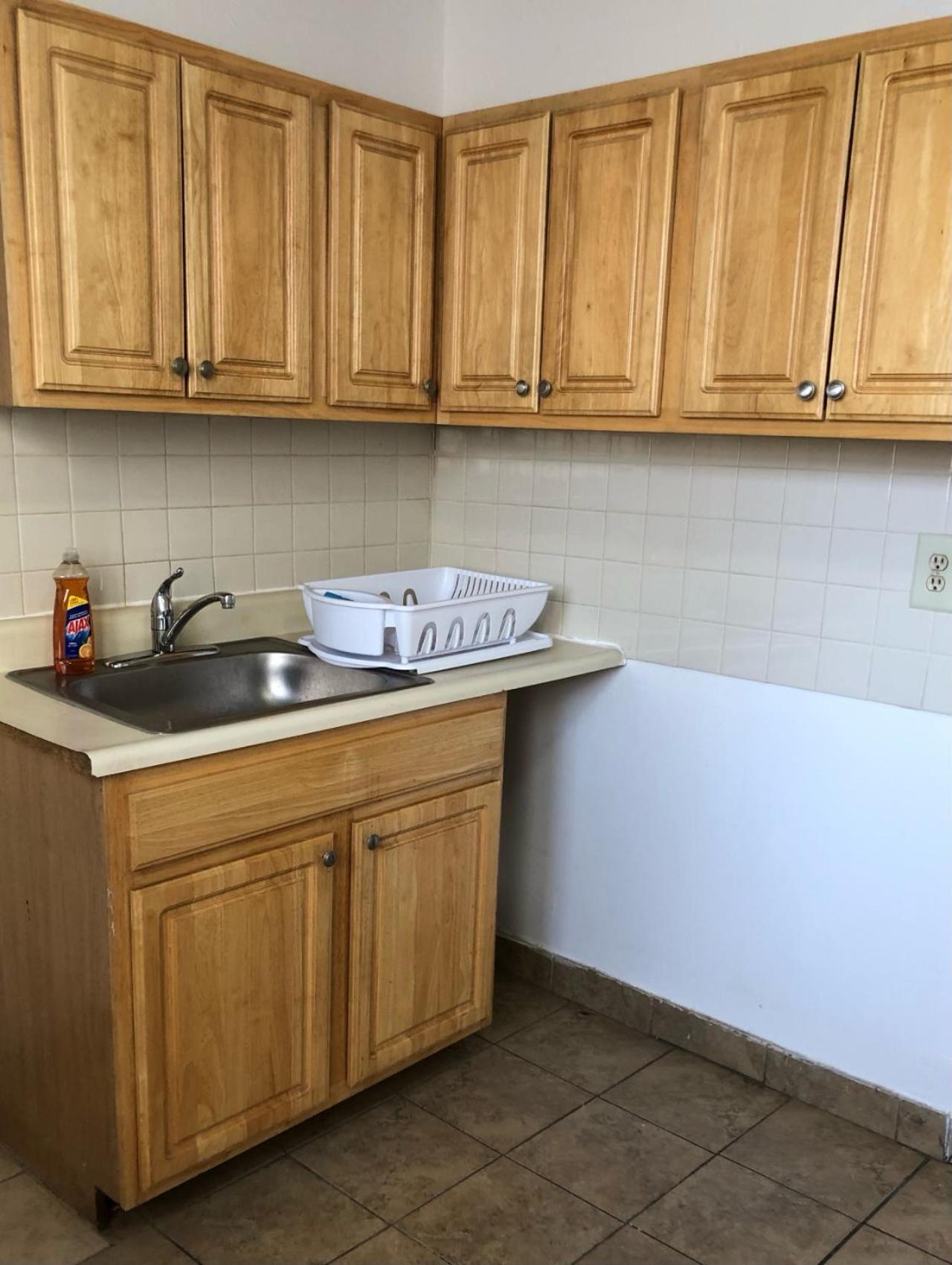 Private one-bedroom one-bathroom apartment with private street entrance in convenient area
