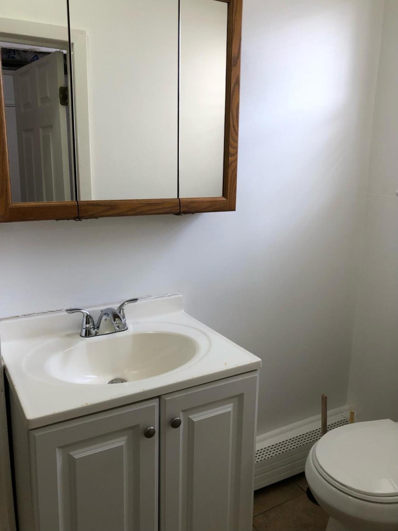Private one-bedroom one-bathroom apartment with private street entrance in convenient area