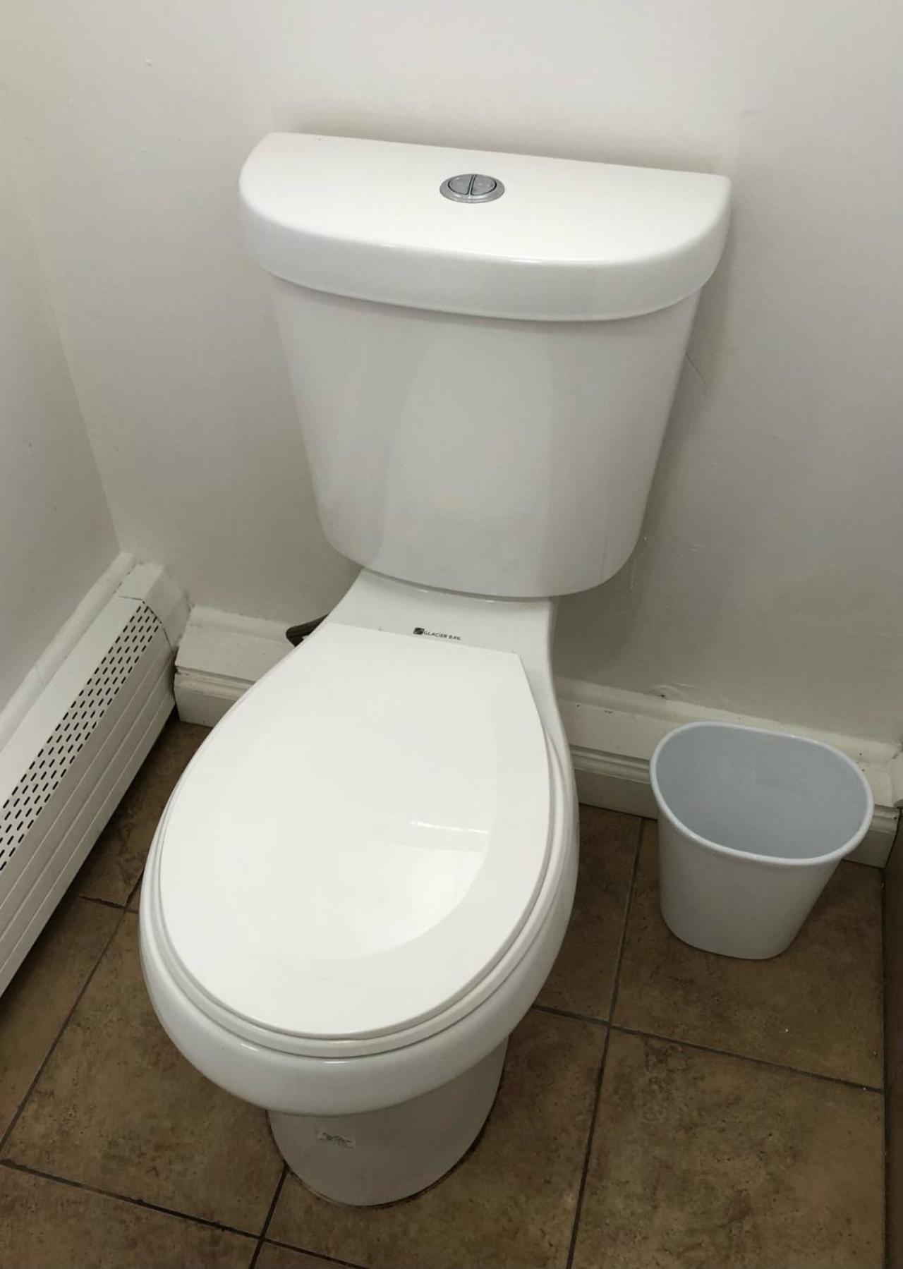 Private one-bedroom one-bathroom apartment with private street entrance in convenient area