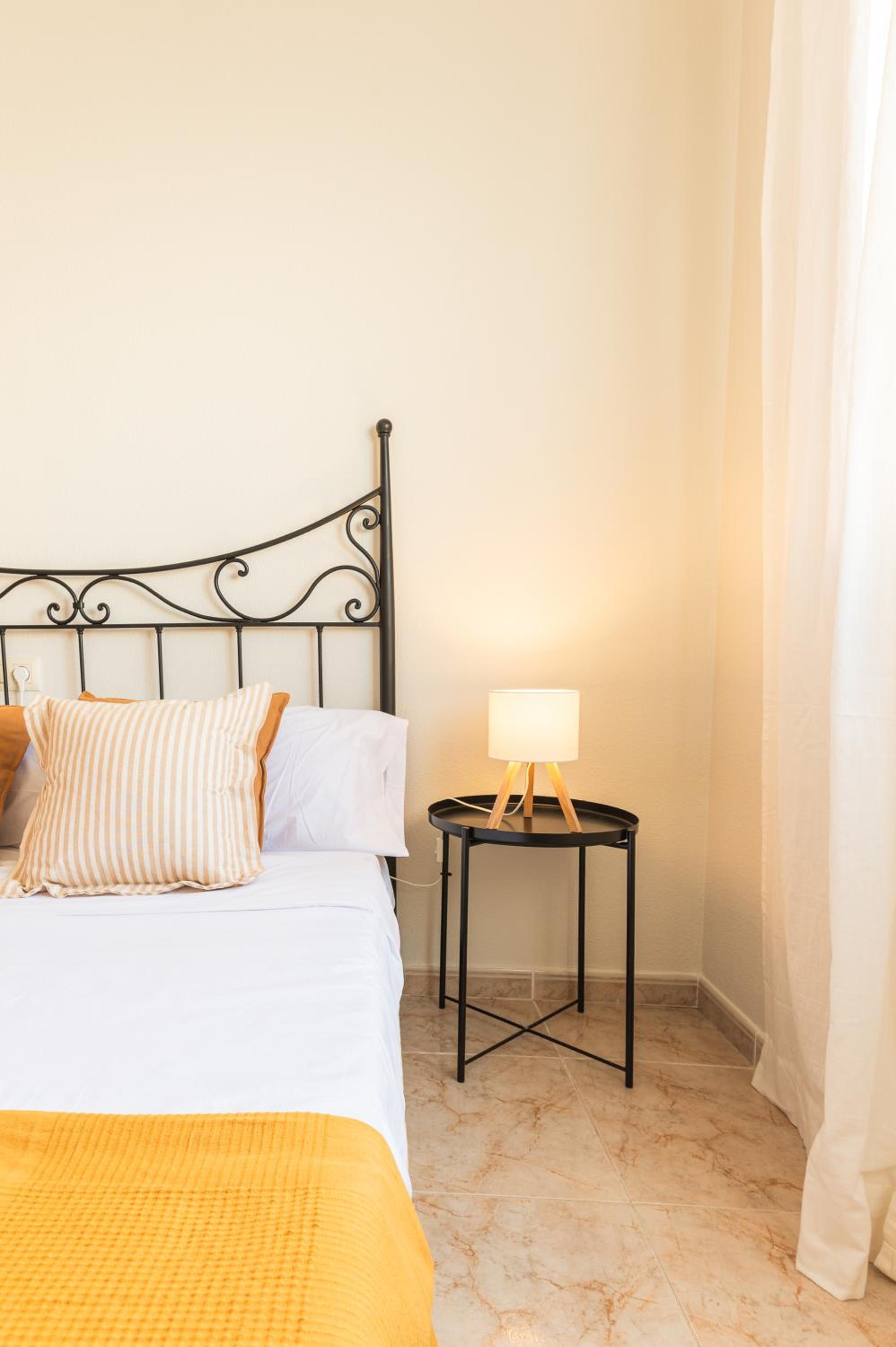 Las Olas - Coastal Escape with Charm & Comfort