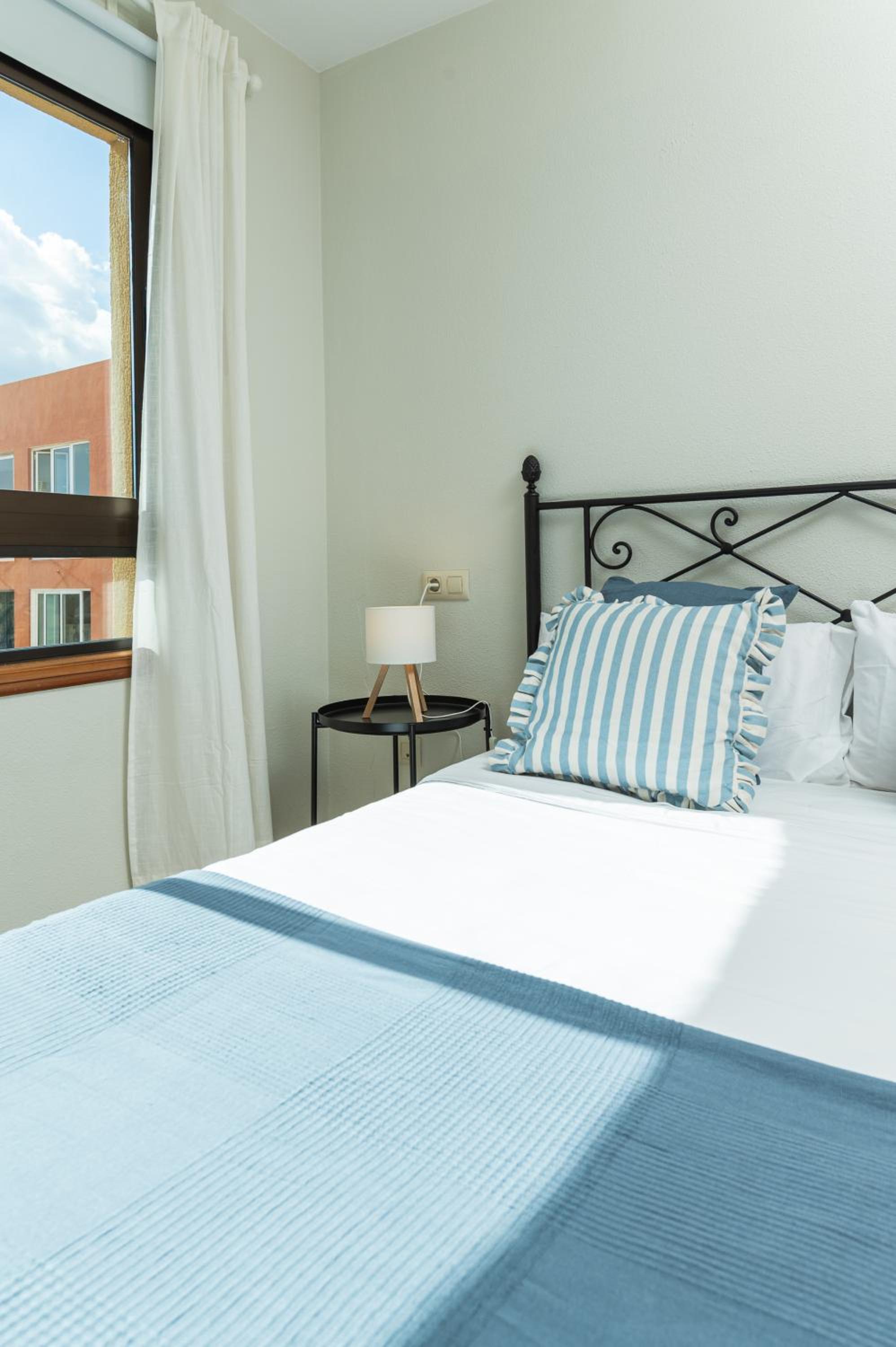 Las Olas - Coastal Escape with Charm & Comfort