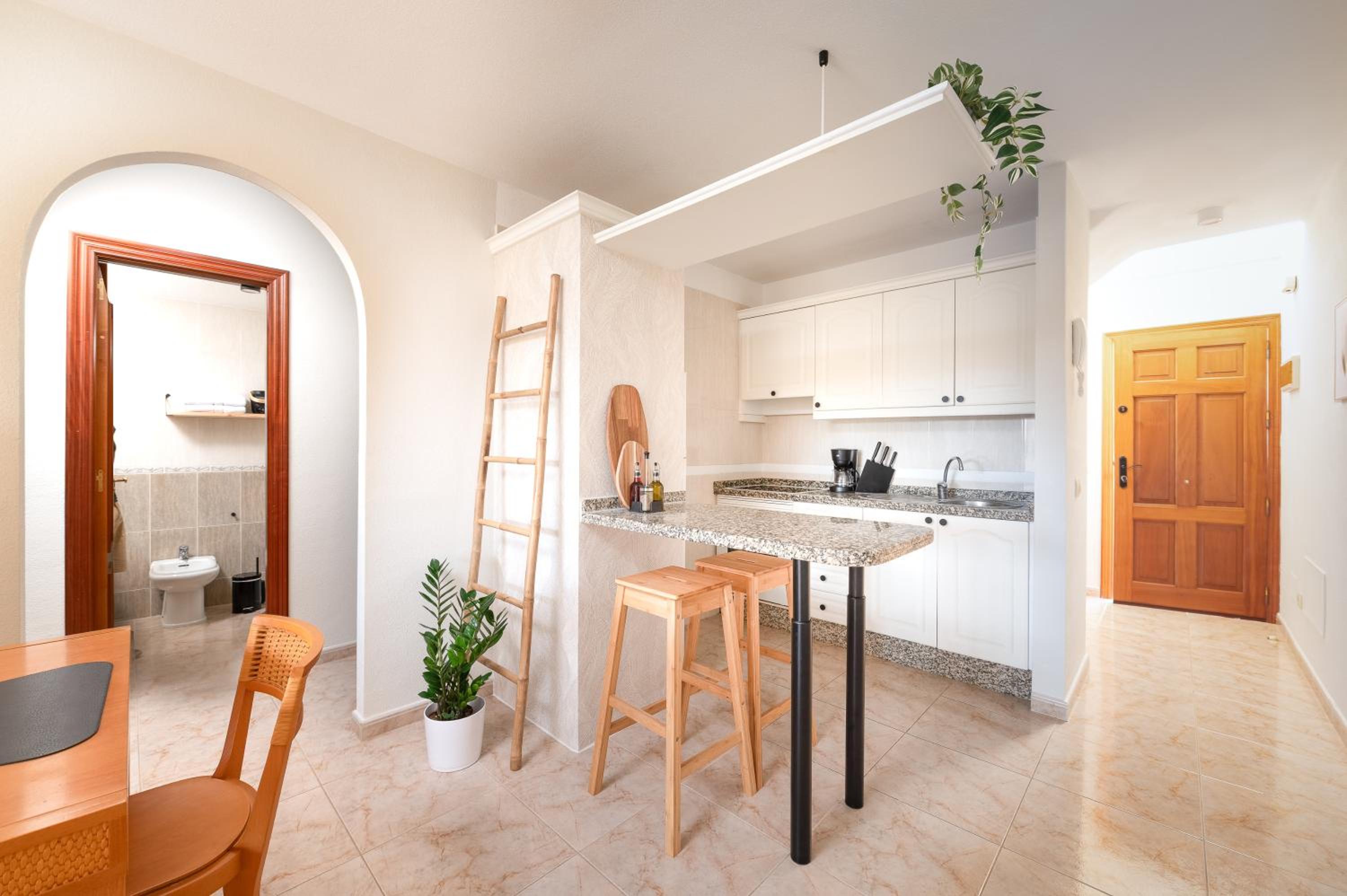 Las Olas - Coastal Escape with Charm & Comfort