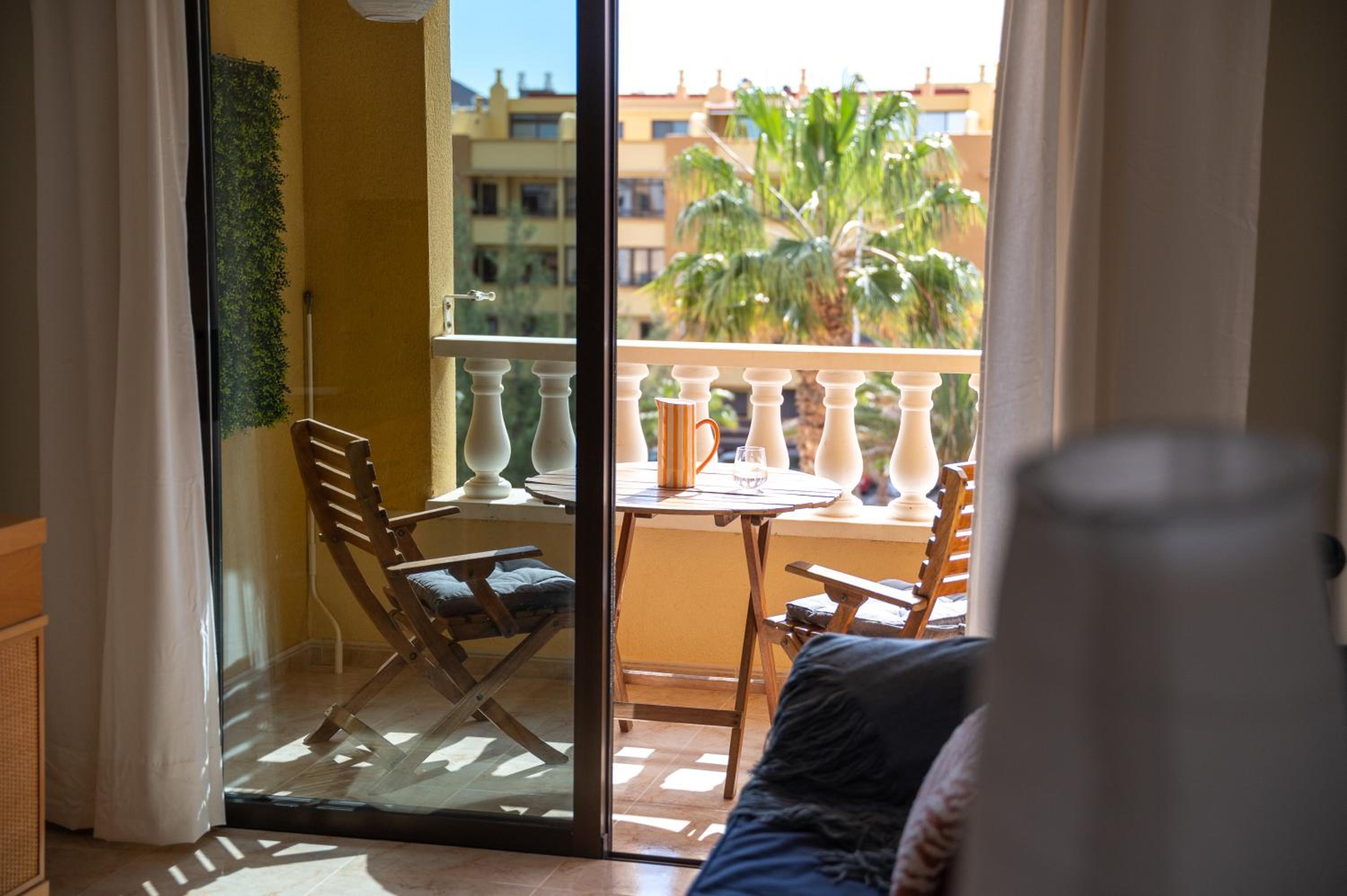 Las Olas - Coastal Escape with Charm & Comfort