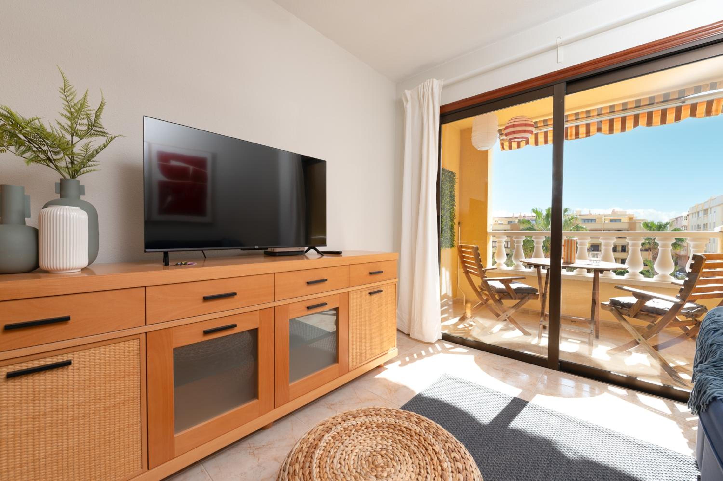 Las Olas - Coastal Escape with Charm & Comfort