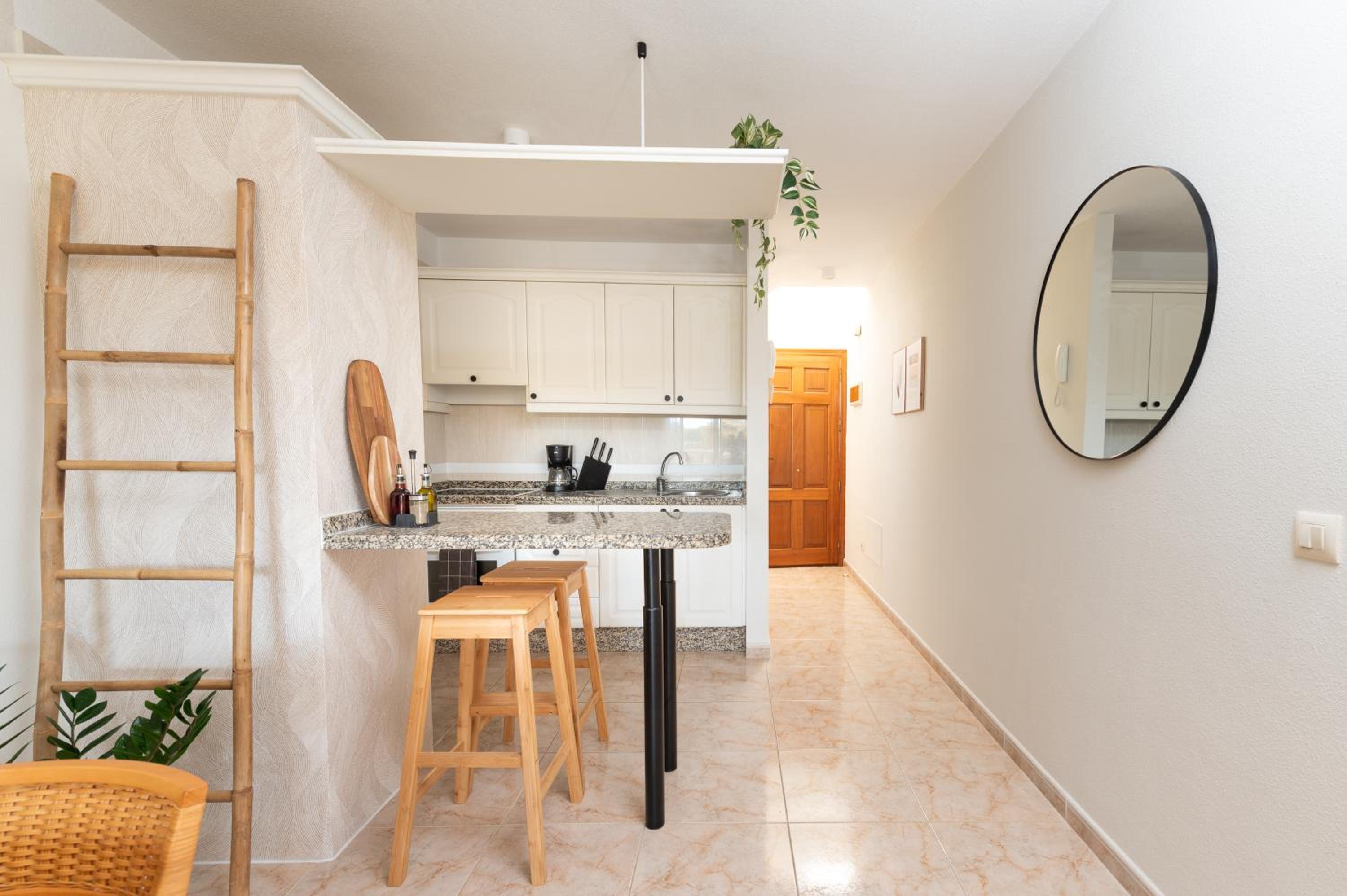 Las Olas - Coastal Escape with Charm & Comfort