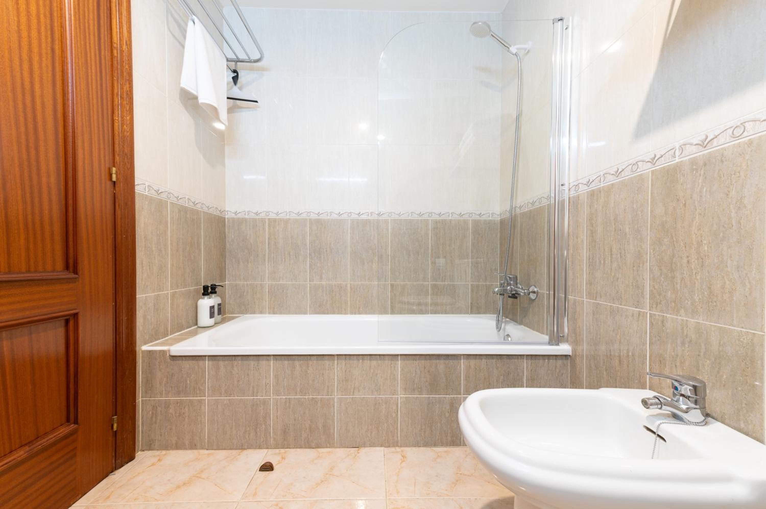 Las Olas - Coastal Escape with Charm & Comfort