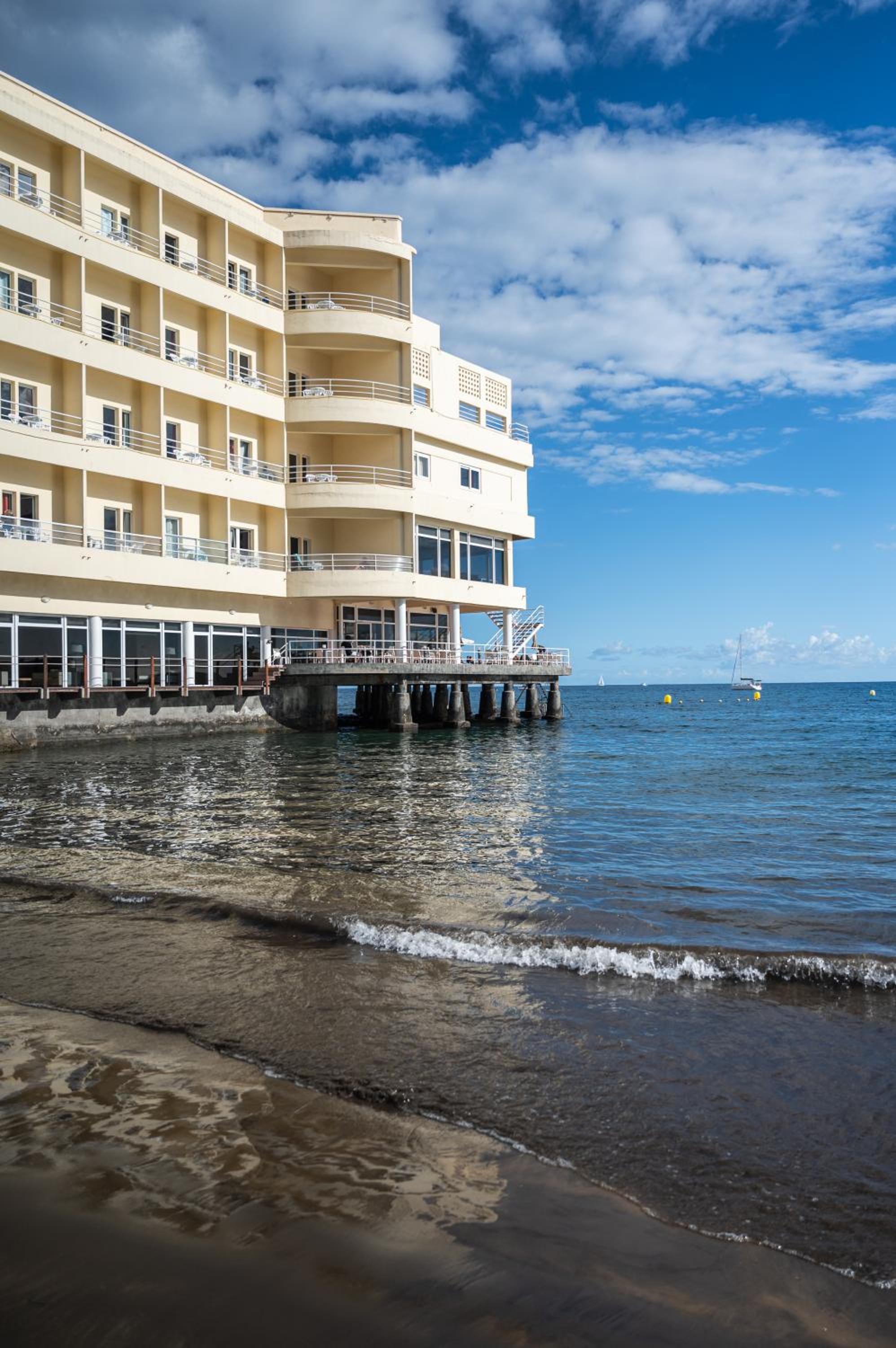 Las Olas - Coastal Escape with Charm & Comfort