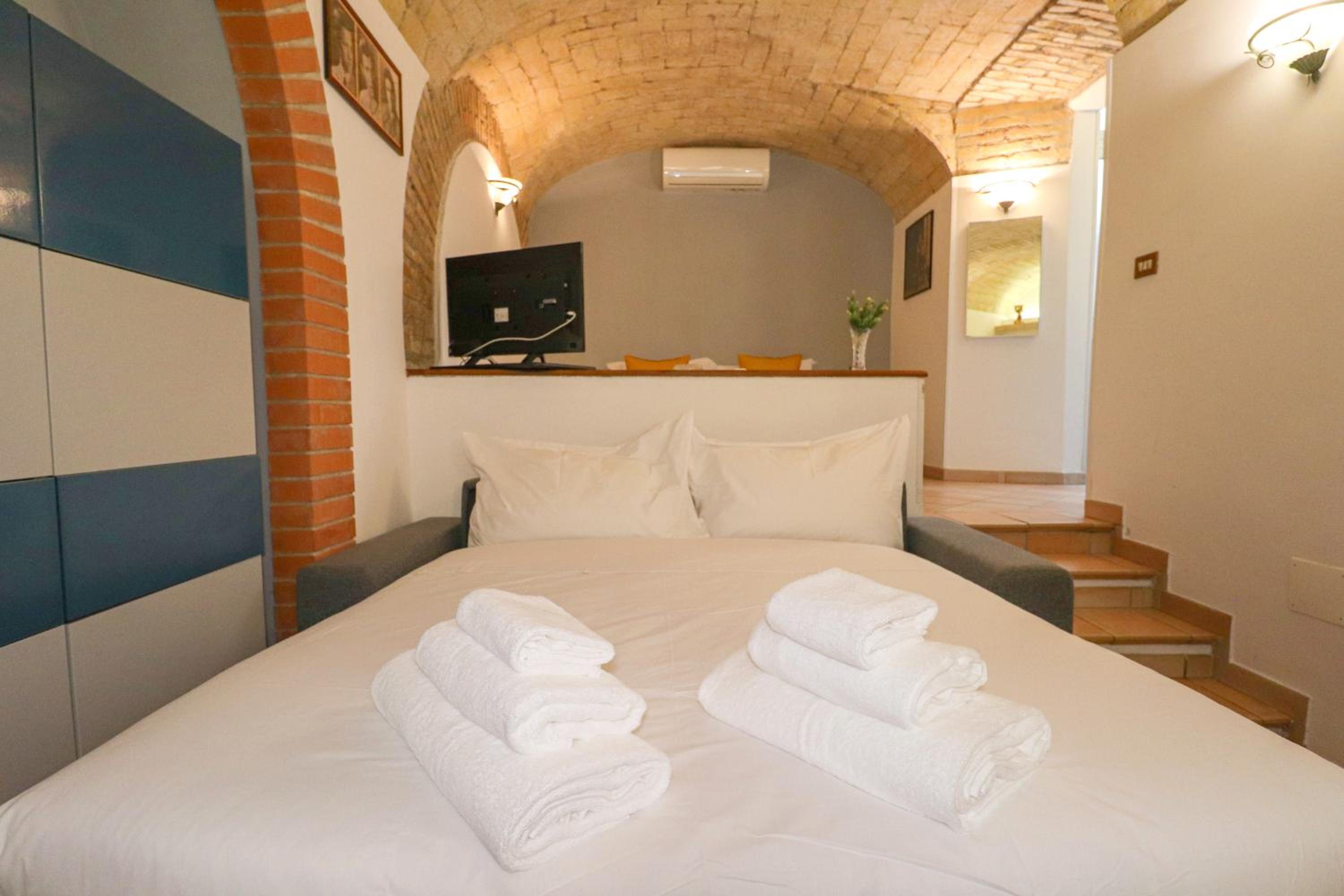 Authentic Central Roman Home - Metro 7min, 5min to Rome Center, AC, Wi-Fi