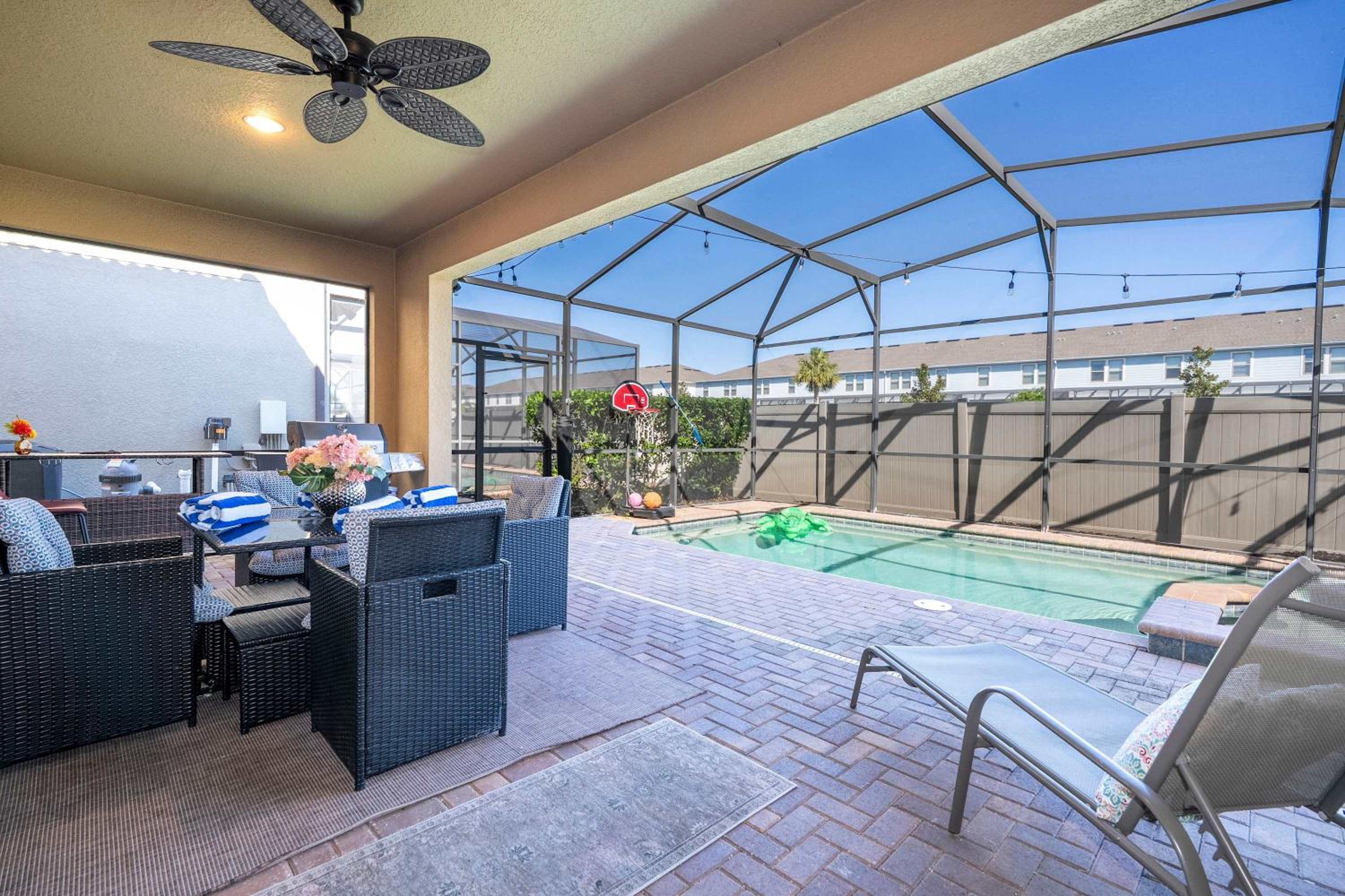 Gorgeous 5Bd w Private Pool Windsor Westside 8893