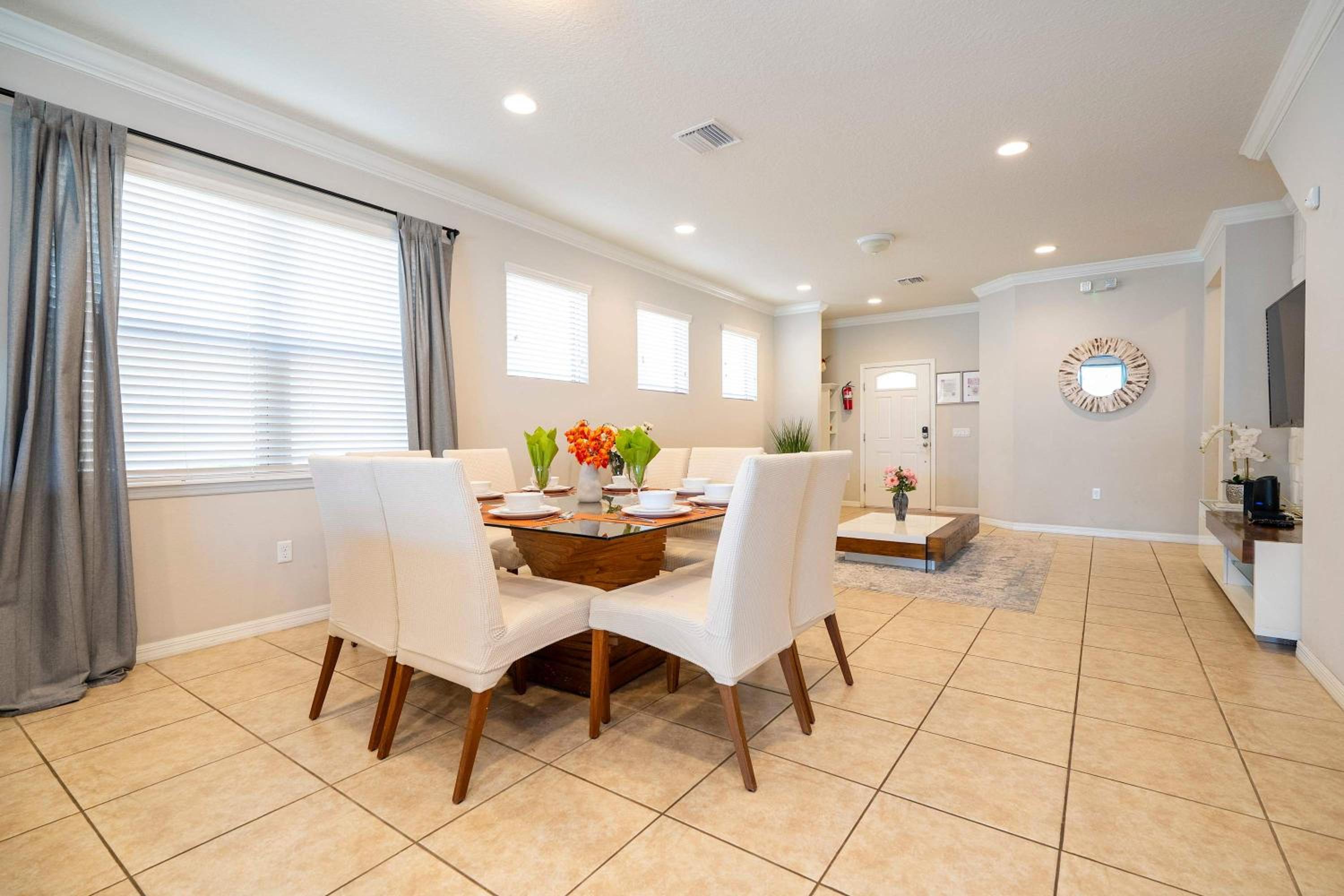 Gorgeous 5Bd w Private Pool Windsor Westside 8893