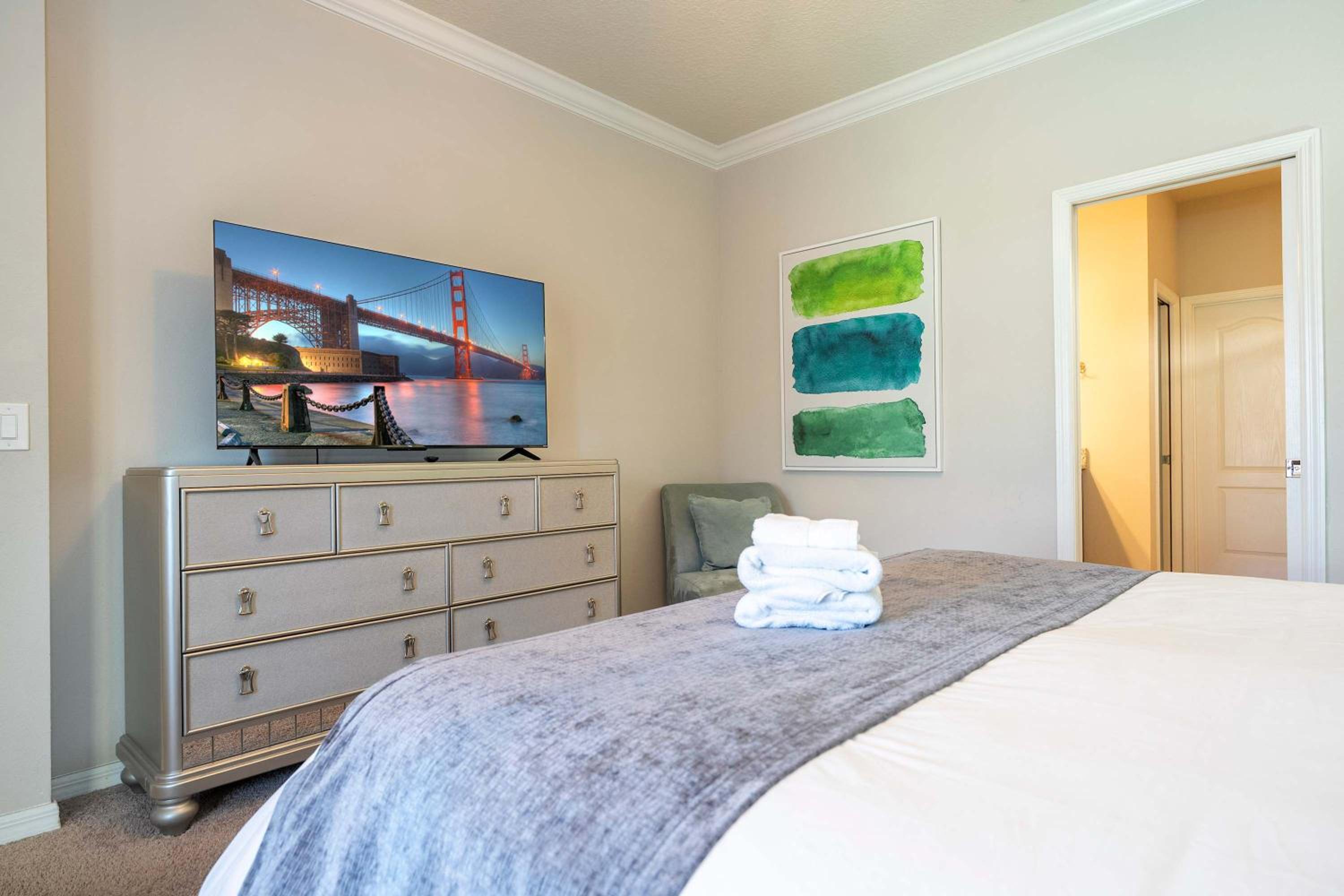 Gorgeous 5Bd w Private Pool Windsor Westside 8893
